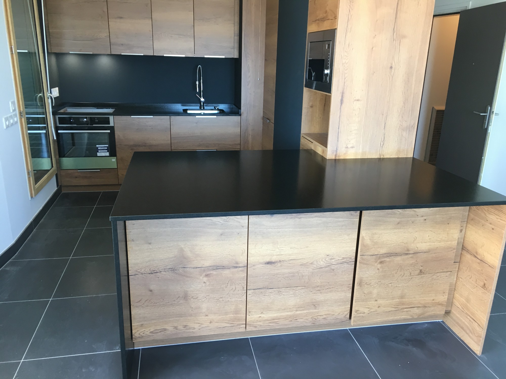 cuisine en bois avec plan de travail en pierre noire en Gironde