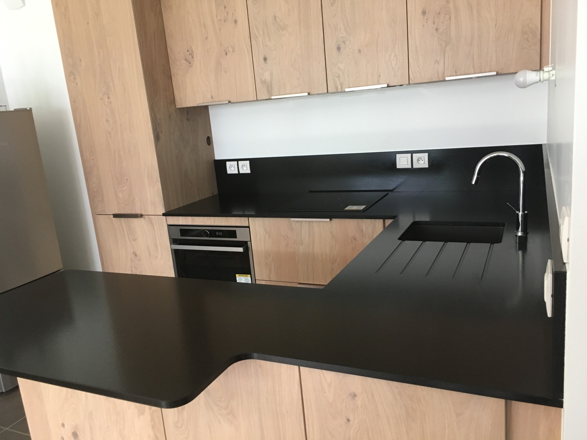 Plan de travail avec des formes spéciales pour une cuisine moderne en Gironde 33