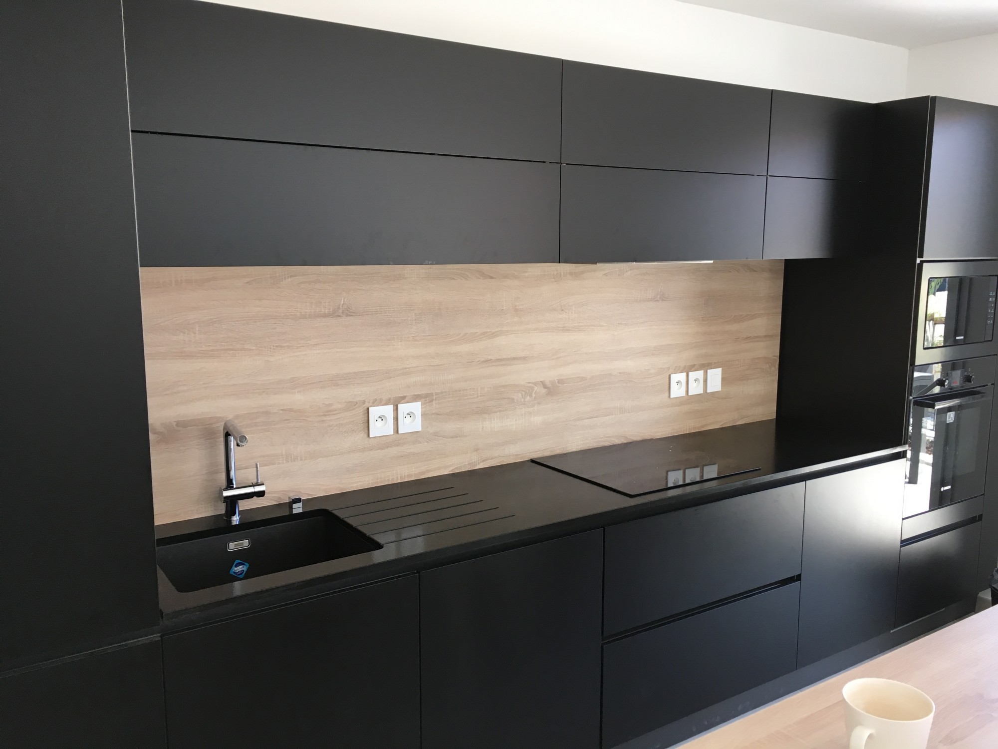 Accorder un plan de travail en granit noir avec des meubles noirs - Mérignac