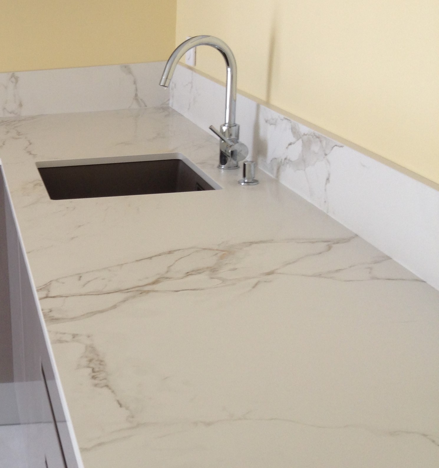 Plan de travail avec effet du marbre blanc à Bordeaux 33