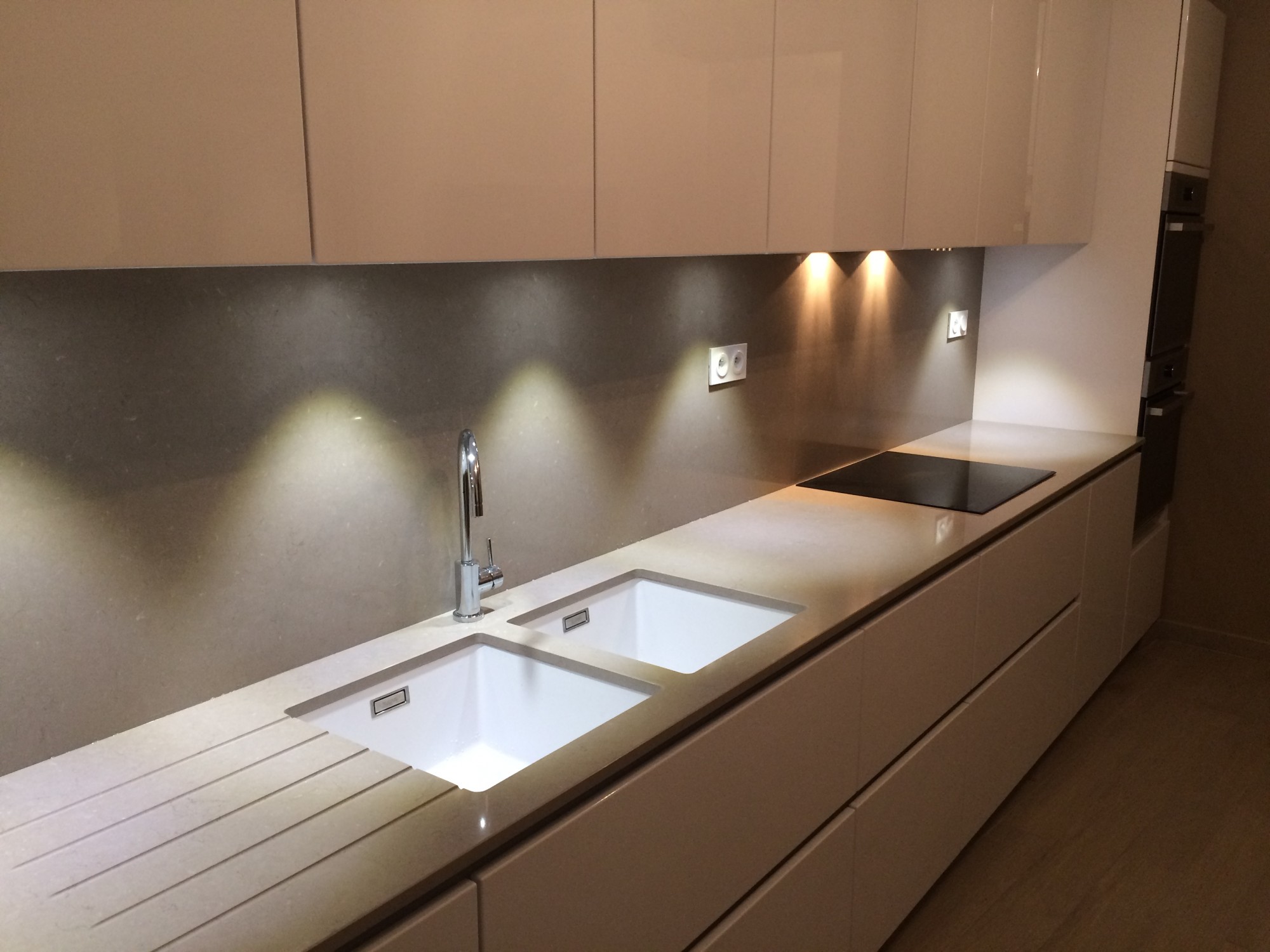 Plan de travail en quartz Coral Clay couleur taupe dans le 33