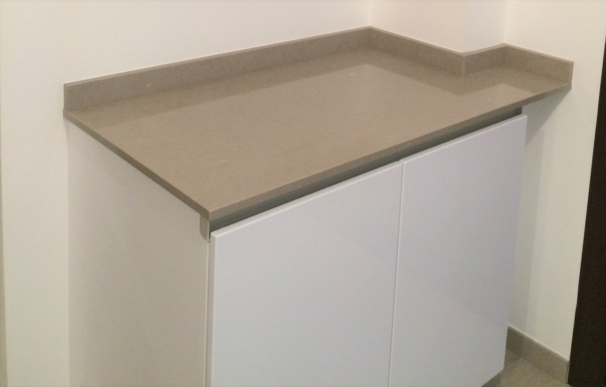 Découper un plan de travail de petite dimension en quartz - Arcachon