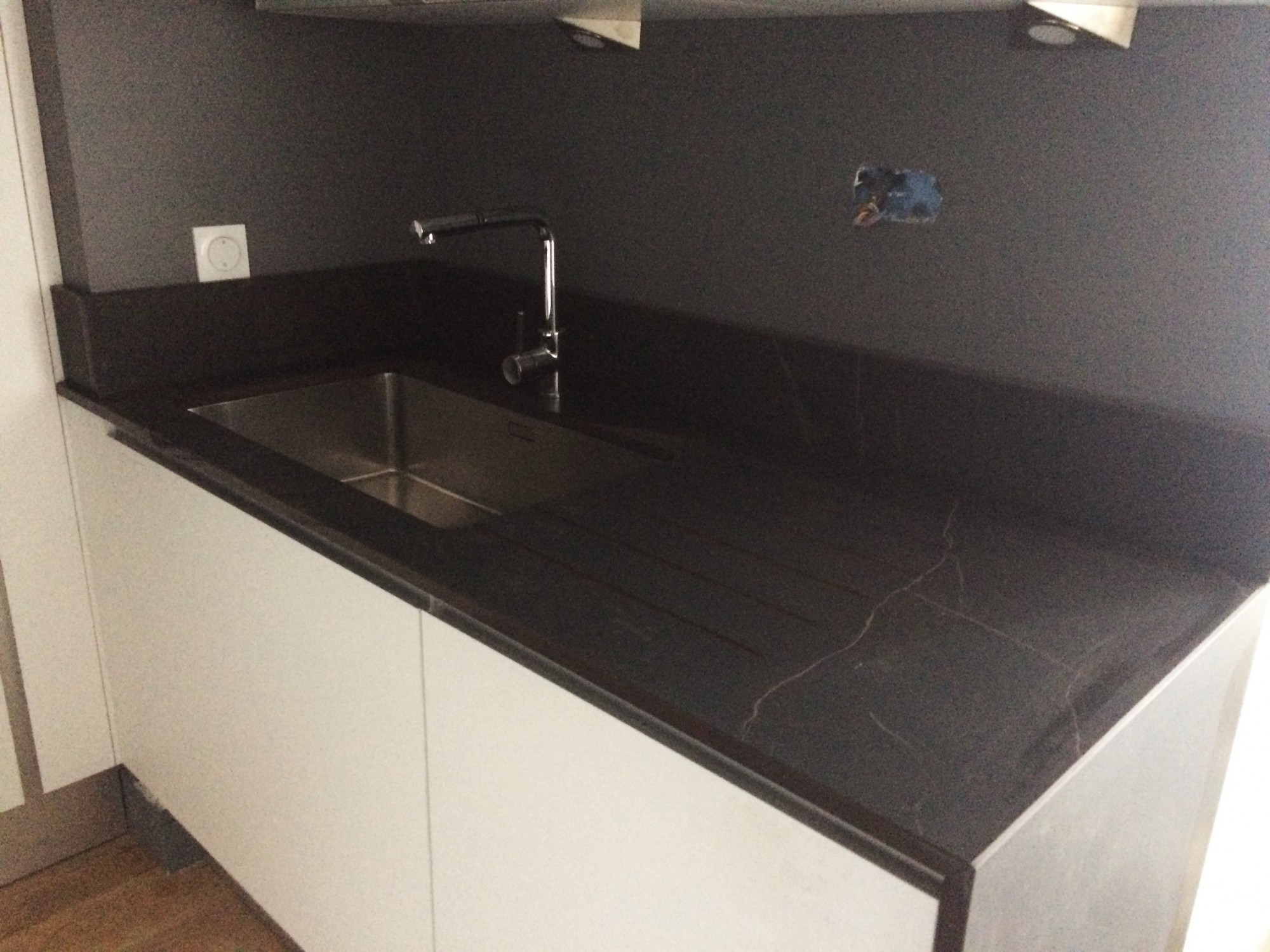 Dekton noir avec veinage blanc à bordeaux