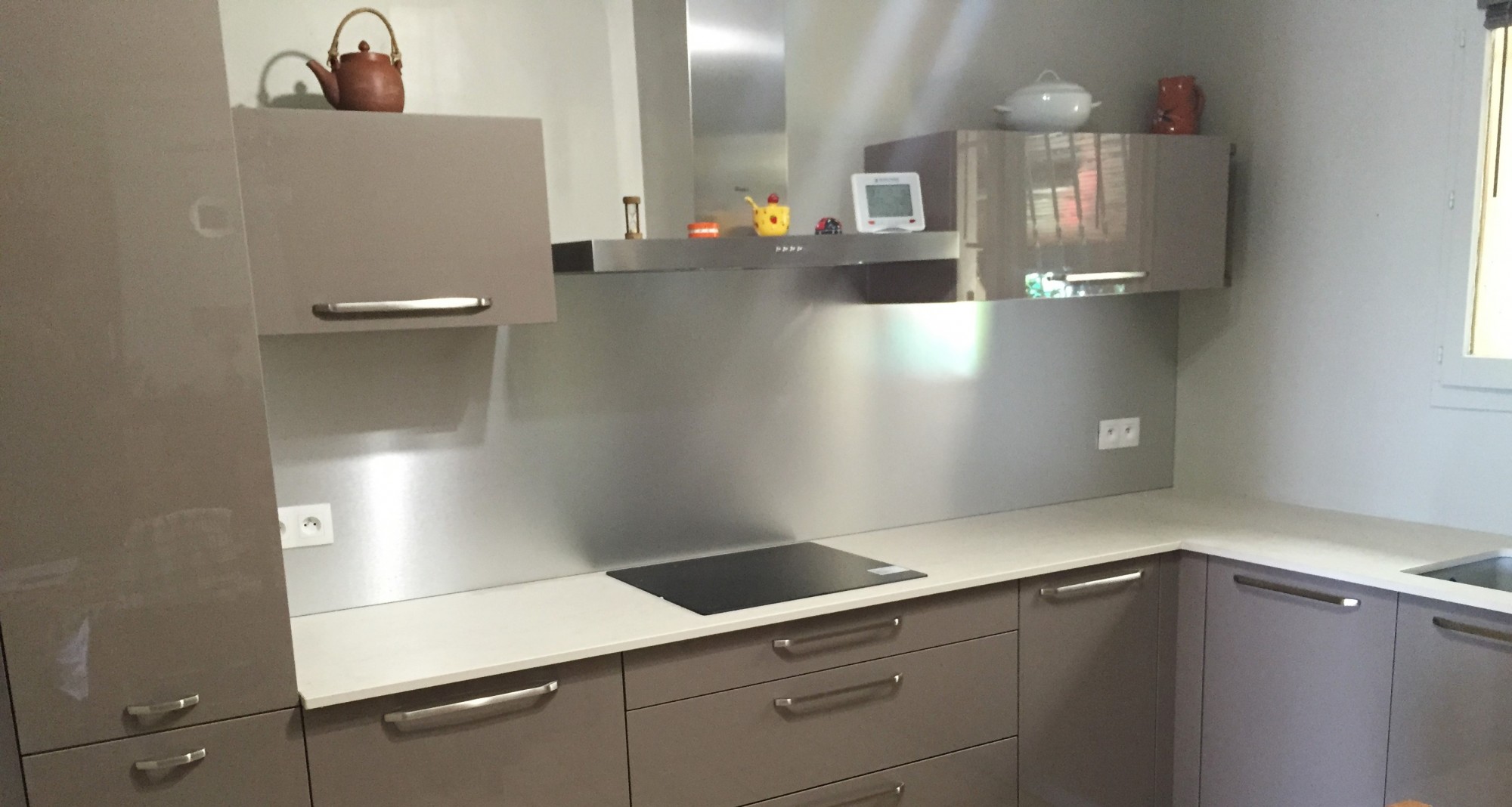 Cuisine en dekton beige à bordeaux