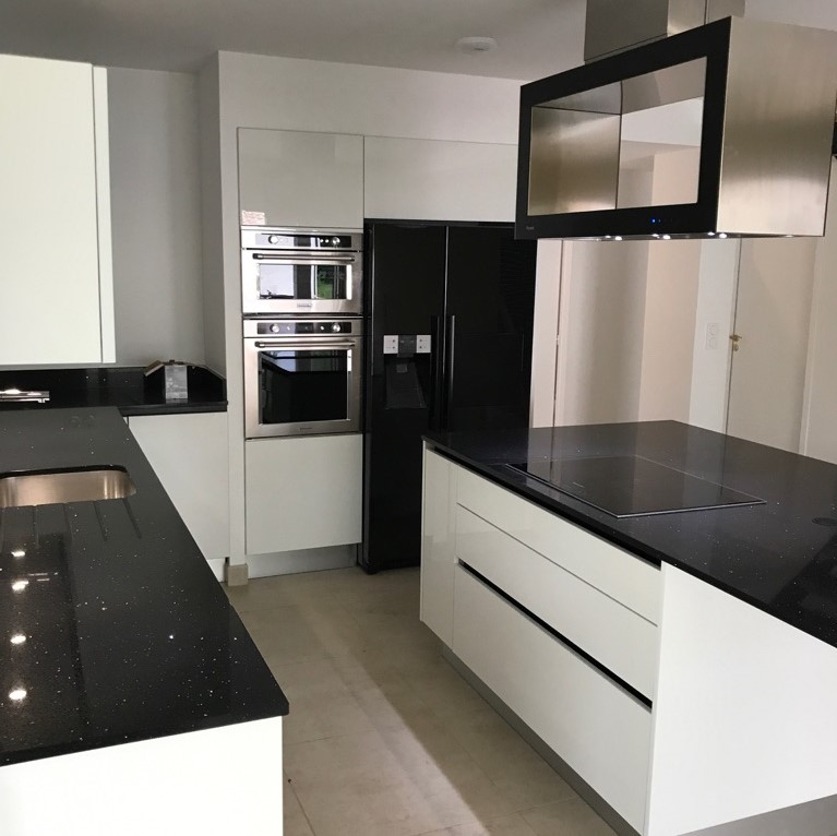 NEGRO STELLAR - Quartz noir brillant pour votre cuisine en gironde