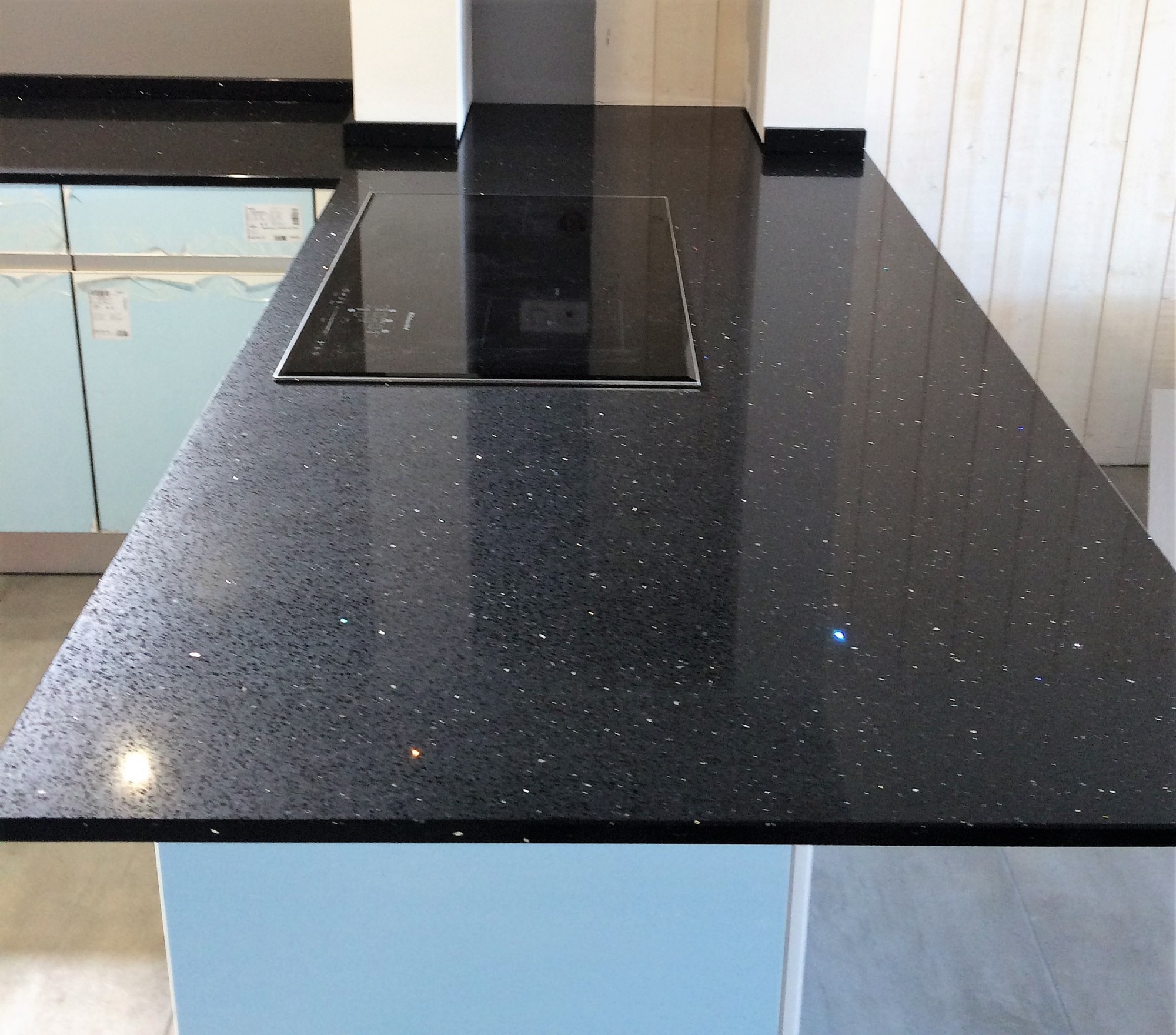 NEGRO STELLAR - Ilôt noir poli pour cuisine à Arcachon