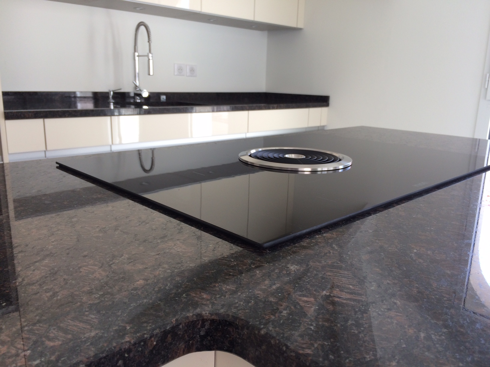 GRANIT TAN BROWN - voir une cuisine en granit marron sur bordeaux