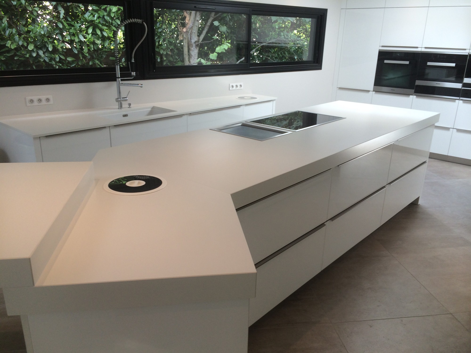 Découpe de plan de travail en Dekton Zenith blanc à Bordeaux