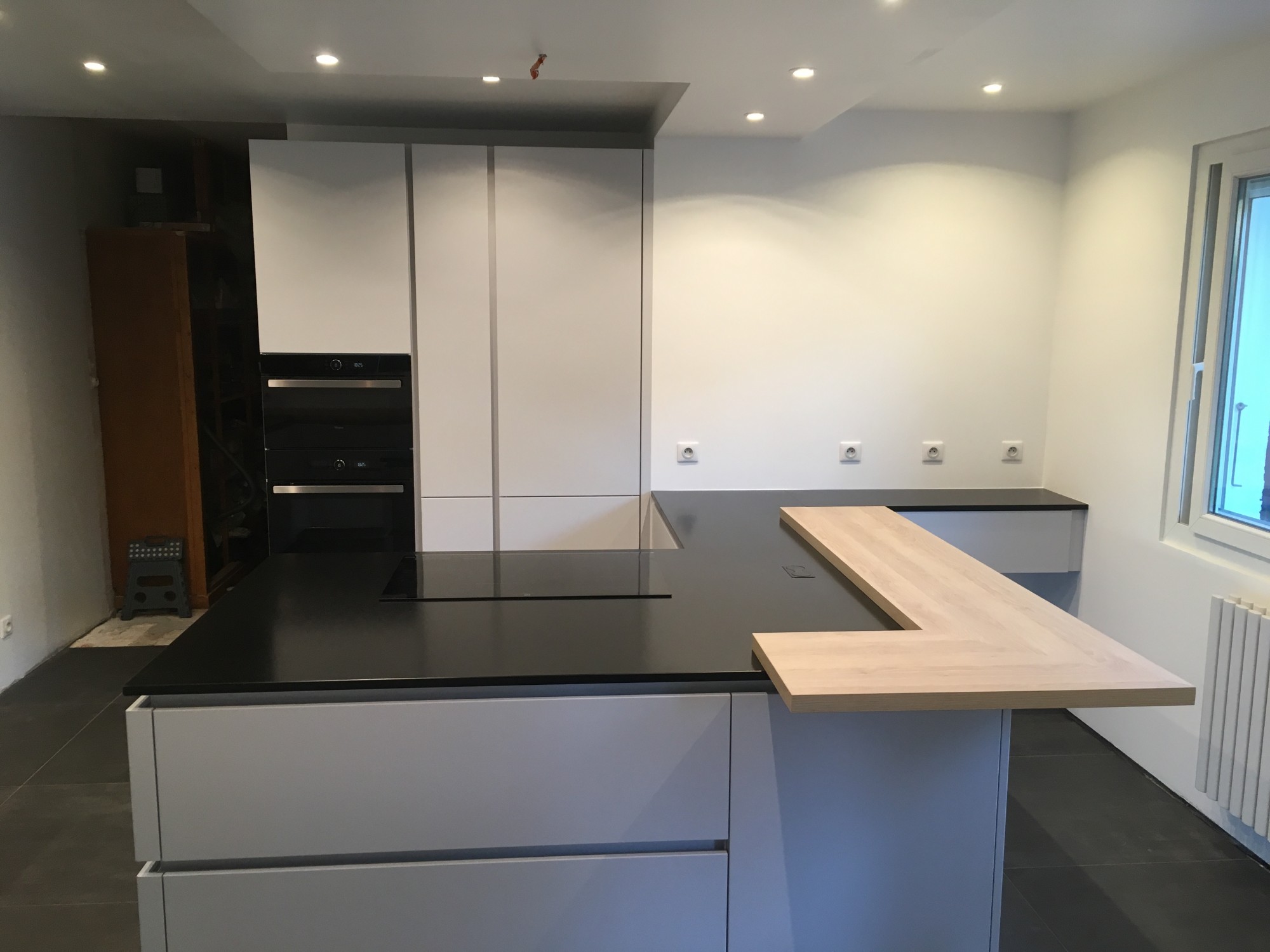 plan de travail en granit noir et en bois à Bordeaux 33