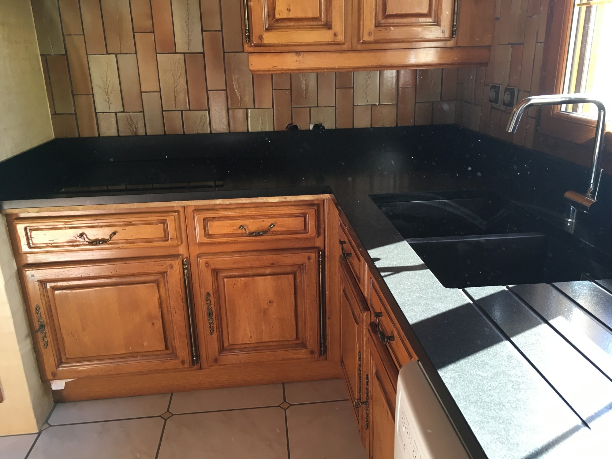 cuisine rustique avec plan de travail en granit noir à Cestas 33