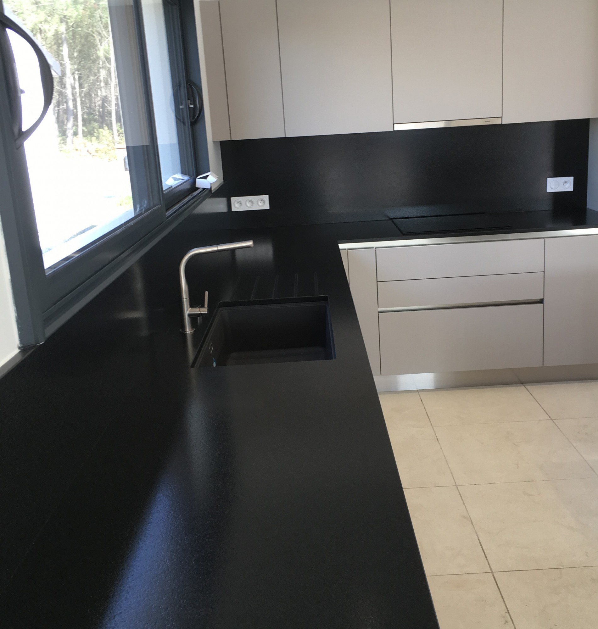 cuisine en L avec plan de travail en granit noir à Pissos 40