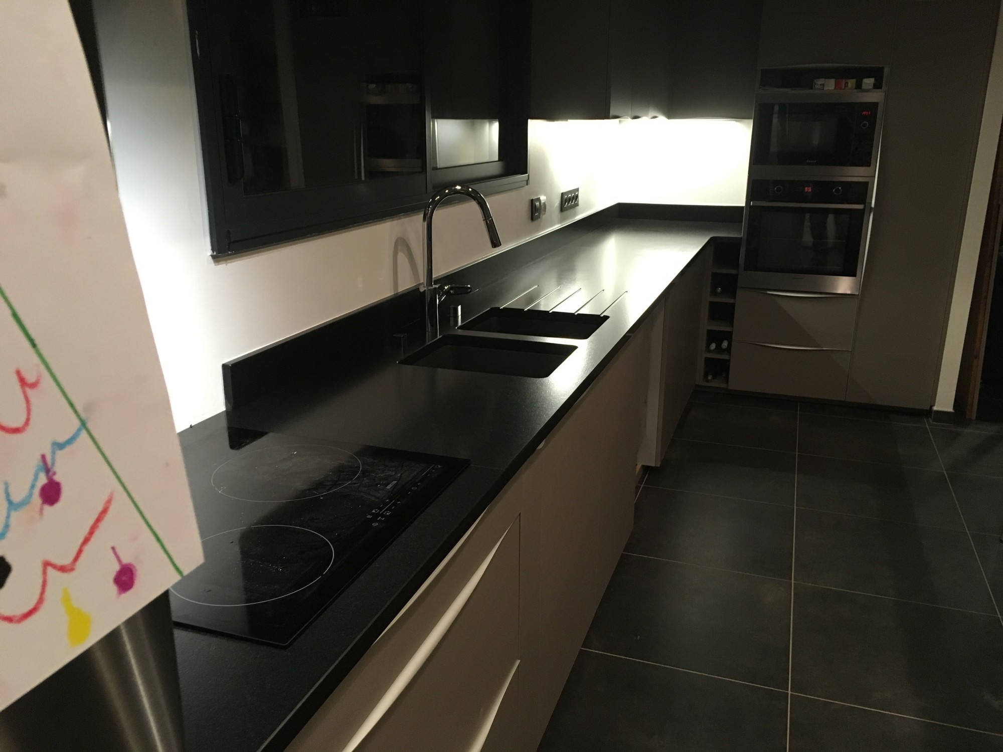 long plan de travail en granit noir à Cestas