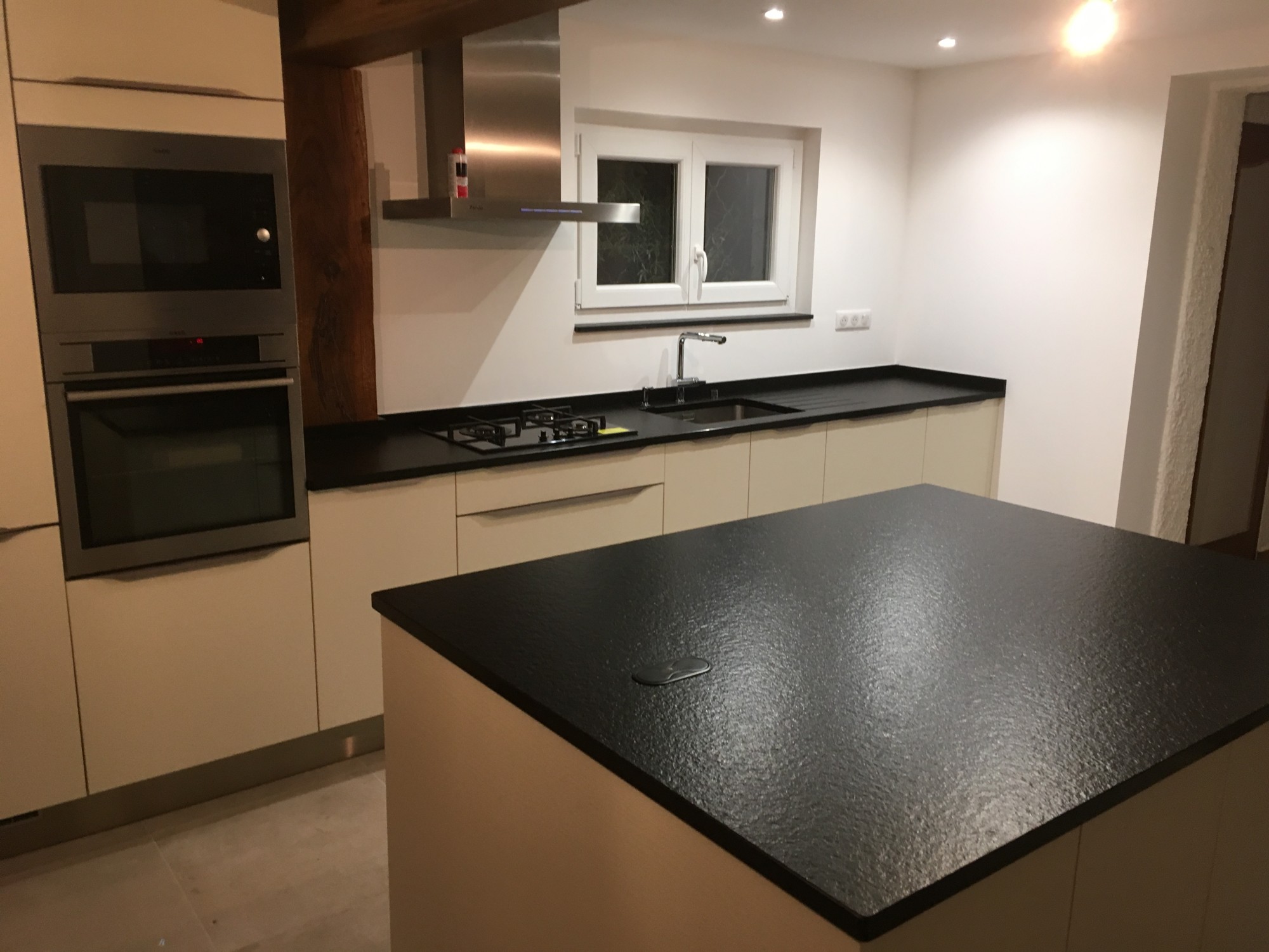 grande cuisine en granit noir zimbabwe à St jean d'Illac