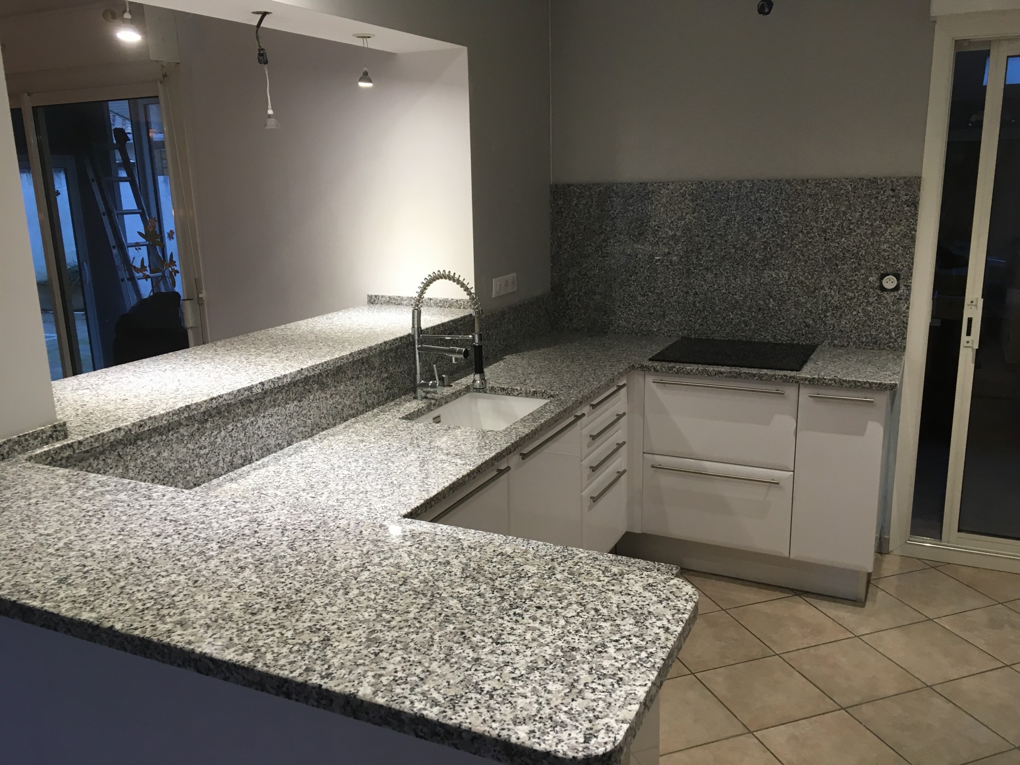 Cuisine en granit avec un snack - Bordeaux