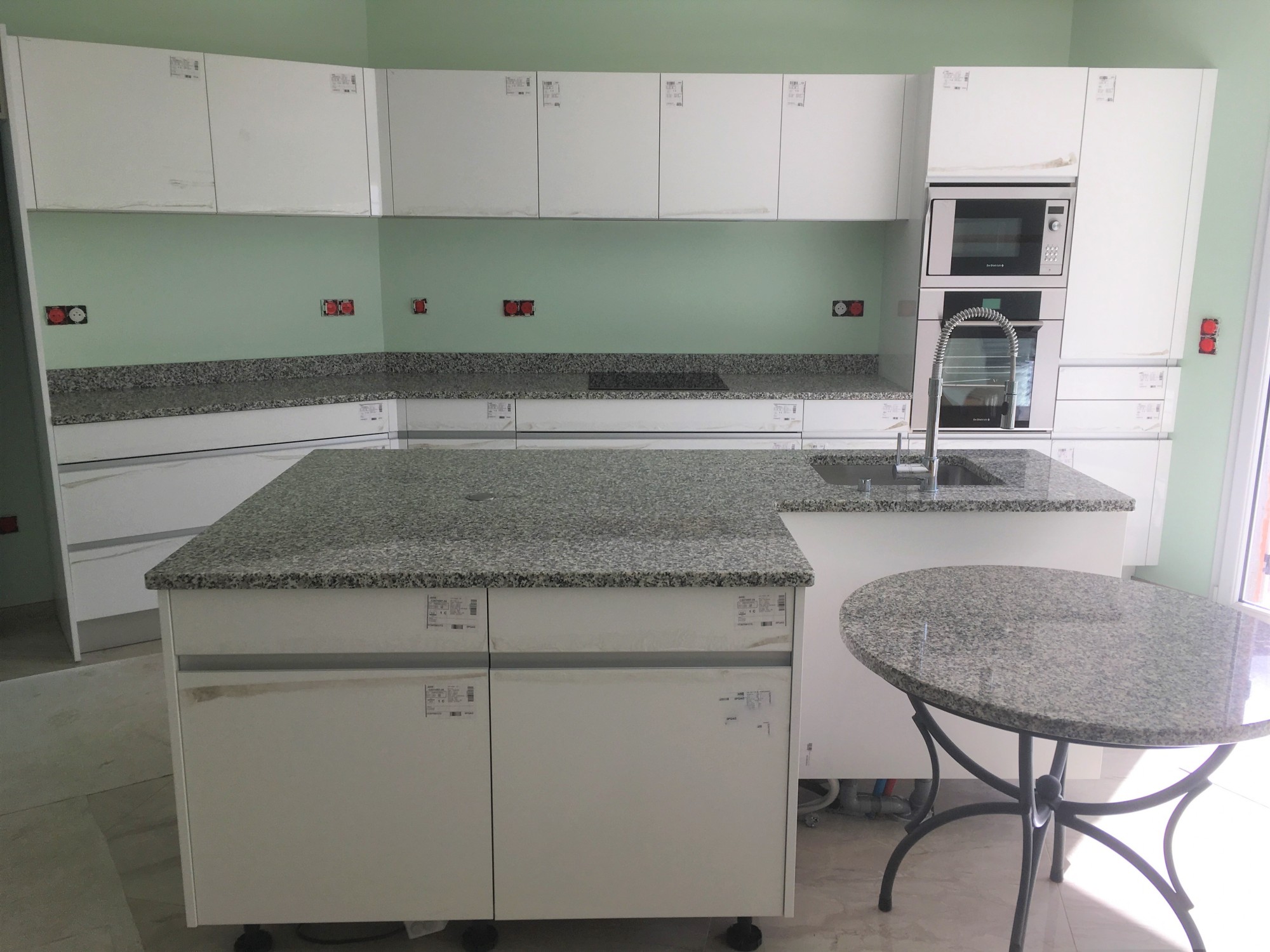 Table de cuisine en granit Blanc Perle à Bordeaux 33