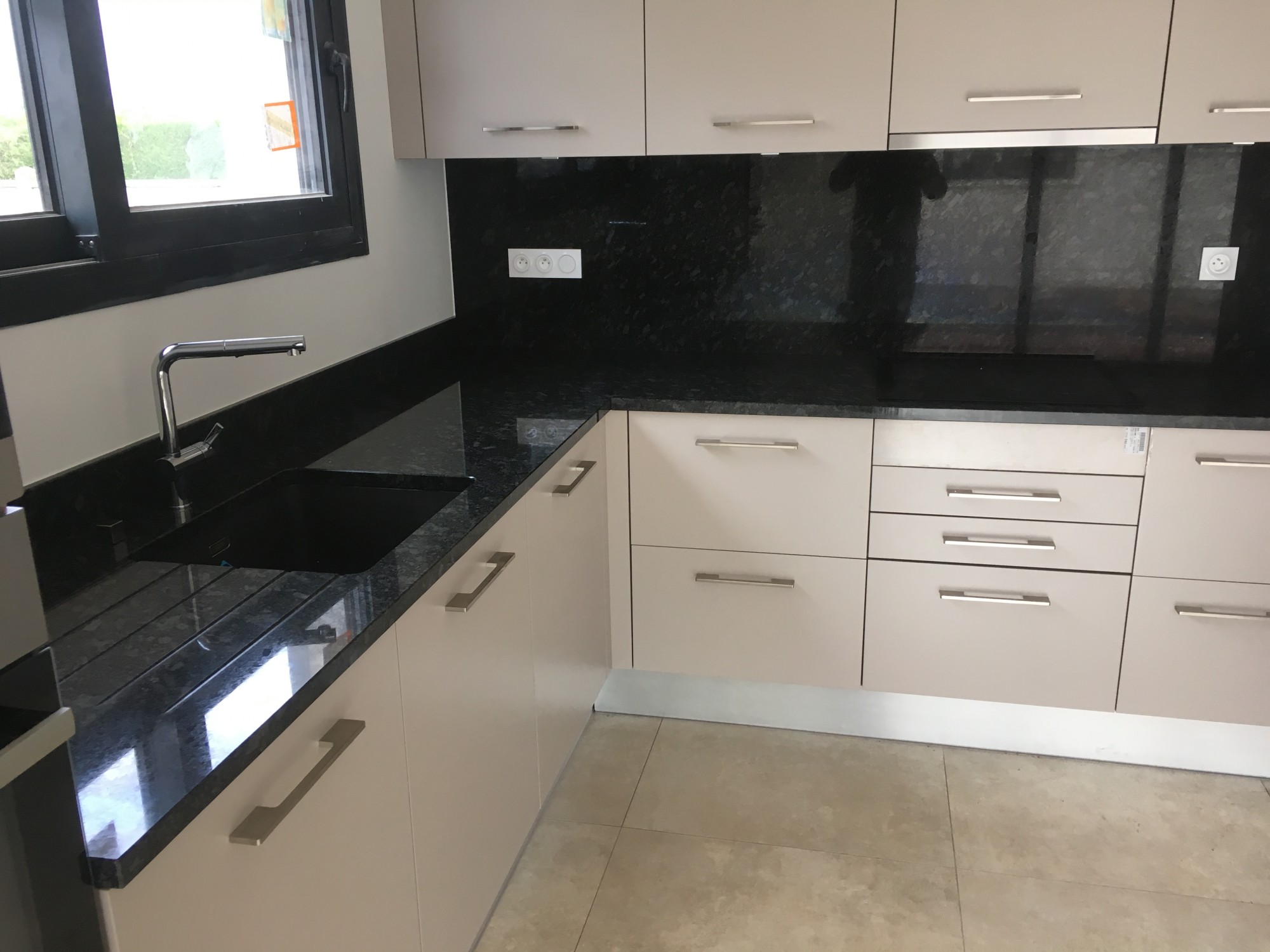 cuisine en L avec du granit Steel grey à Biganos 33