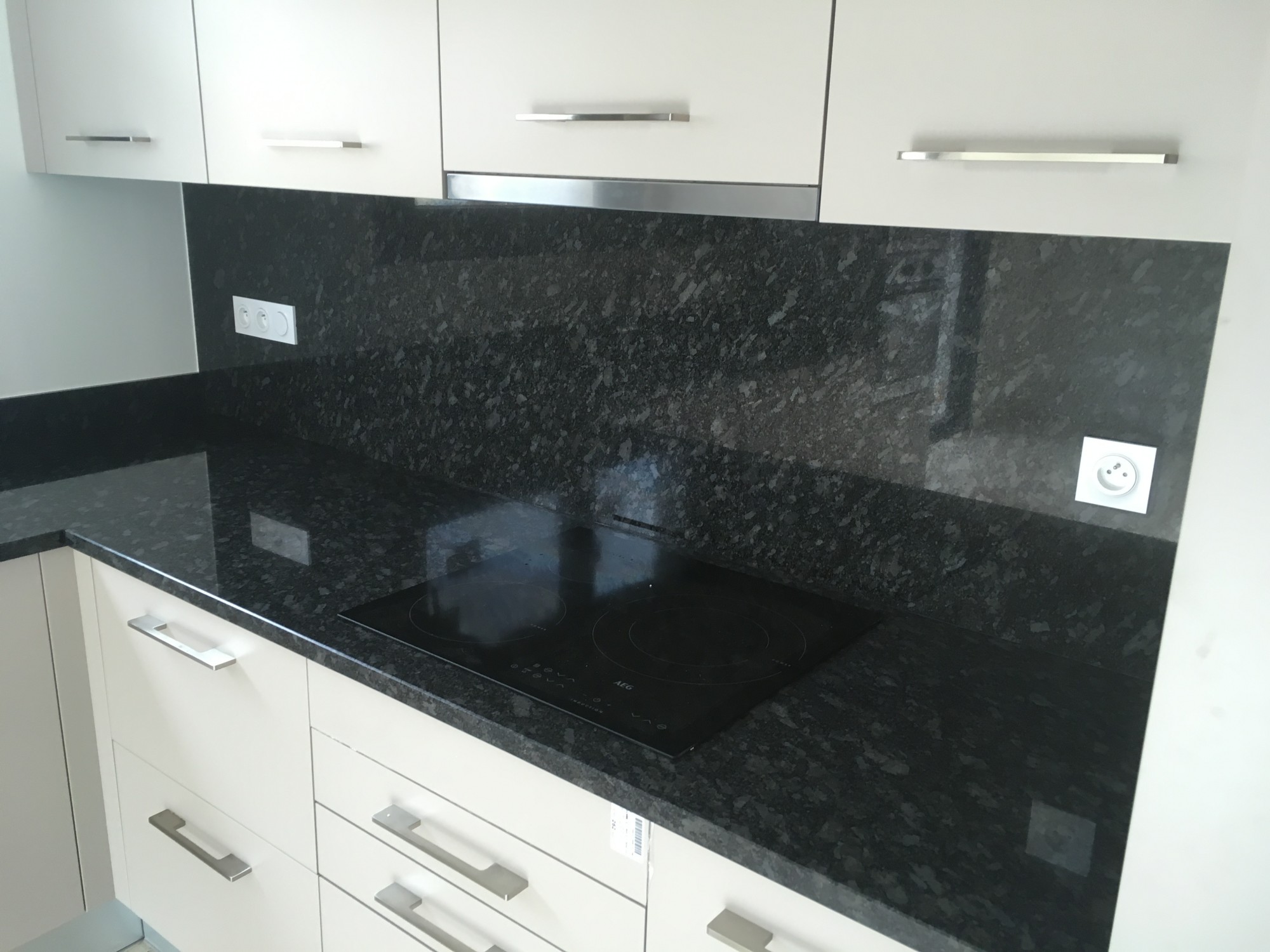 découpe plaque de cuisson avec du granit Steel grey à Biganos 3