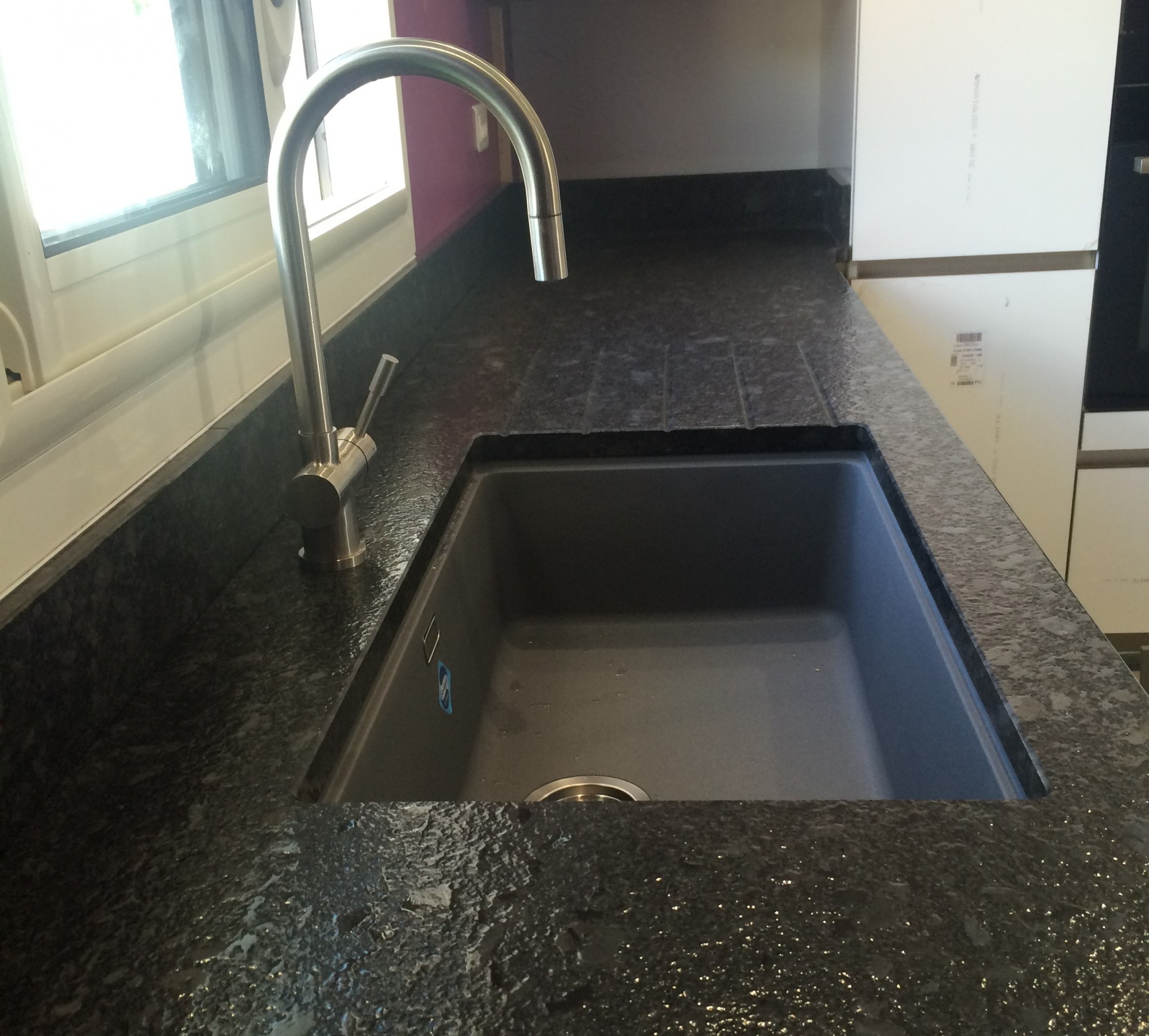 Découpe évier en granit steel grey finition caresse ou coral en gironde 33