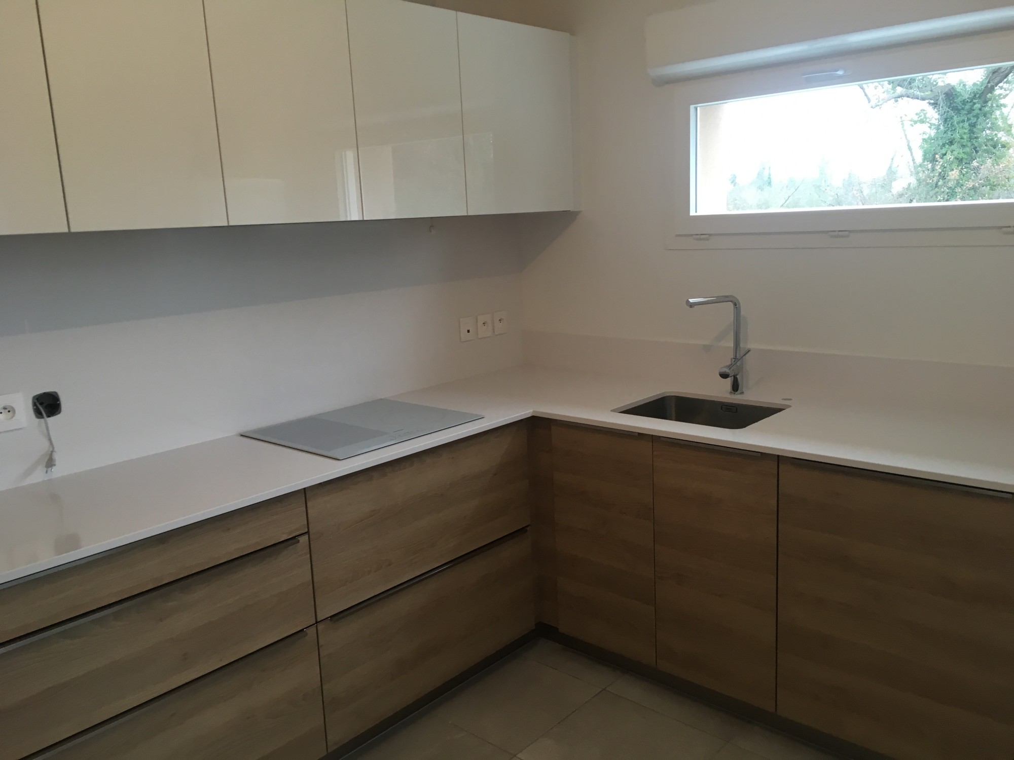 Cuisine en L avec du Quartz Silestone Blanco Zeus en Aquitaine