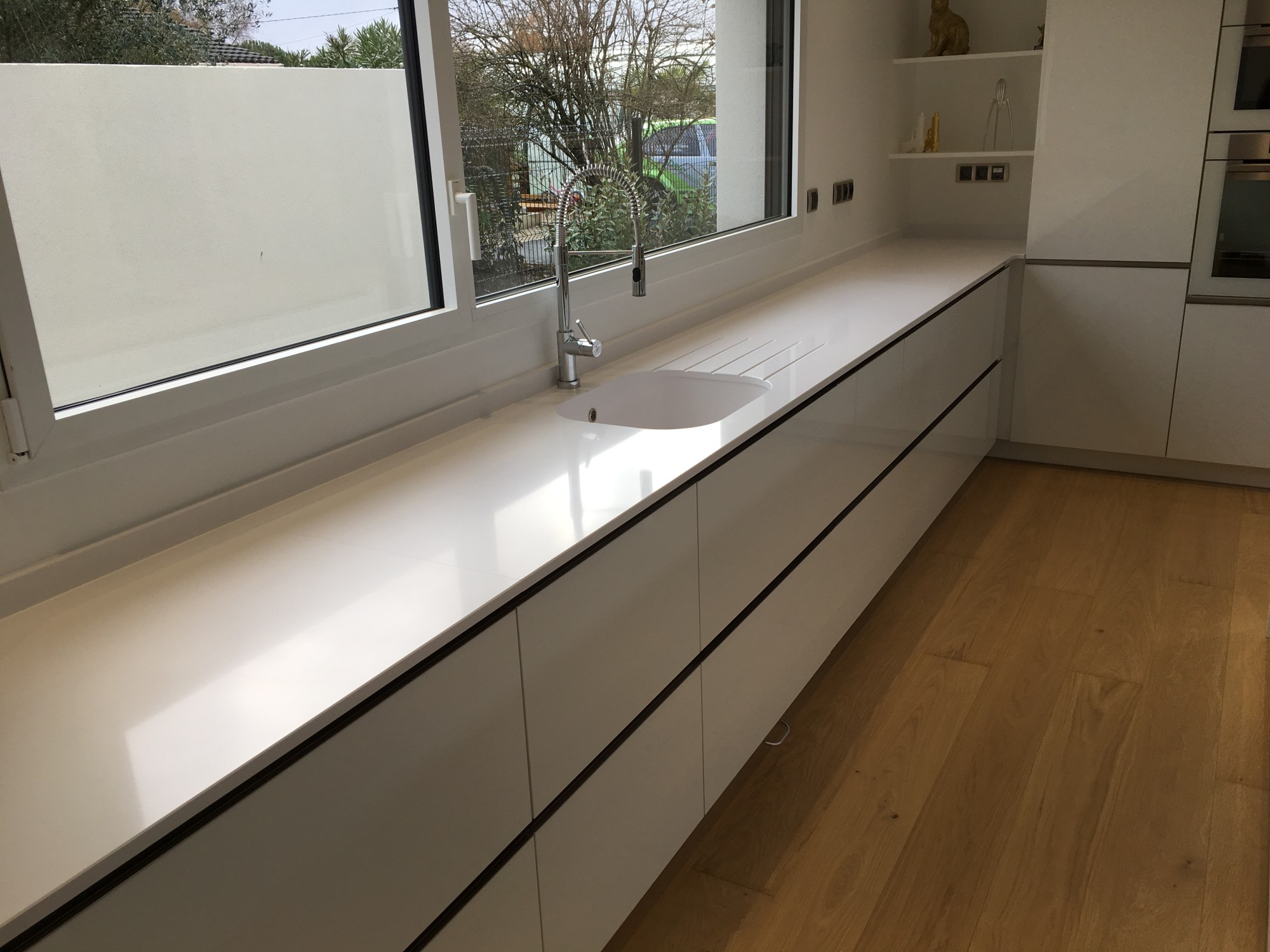 Long plan de travail en quartz à Pessac dans le 33