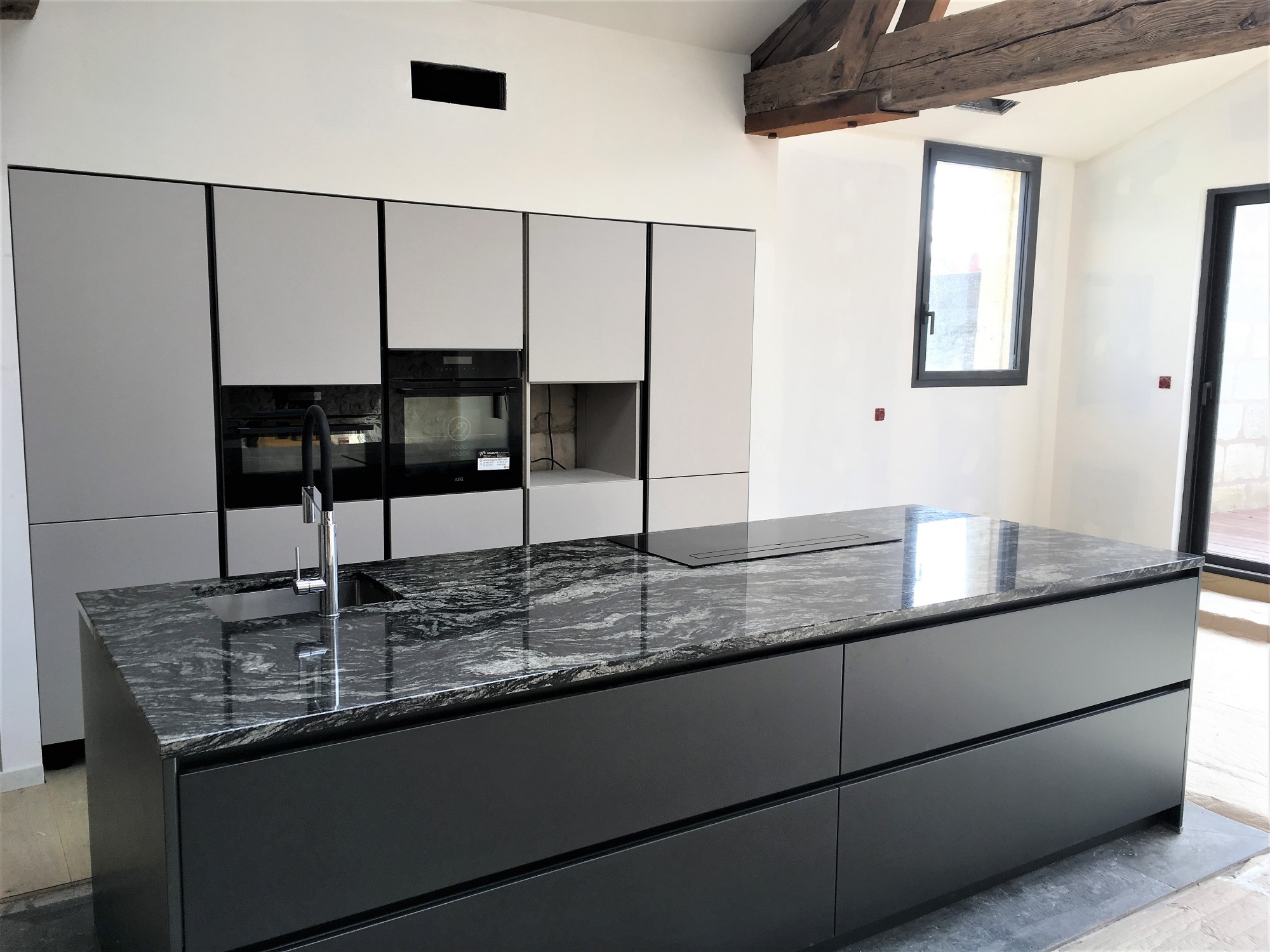 réalisation de plan de travail en granit INDIAN BLACK sur le bassin d'Arcachon 33