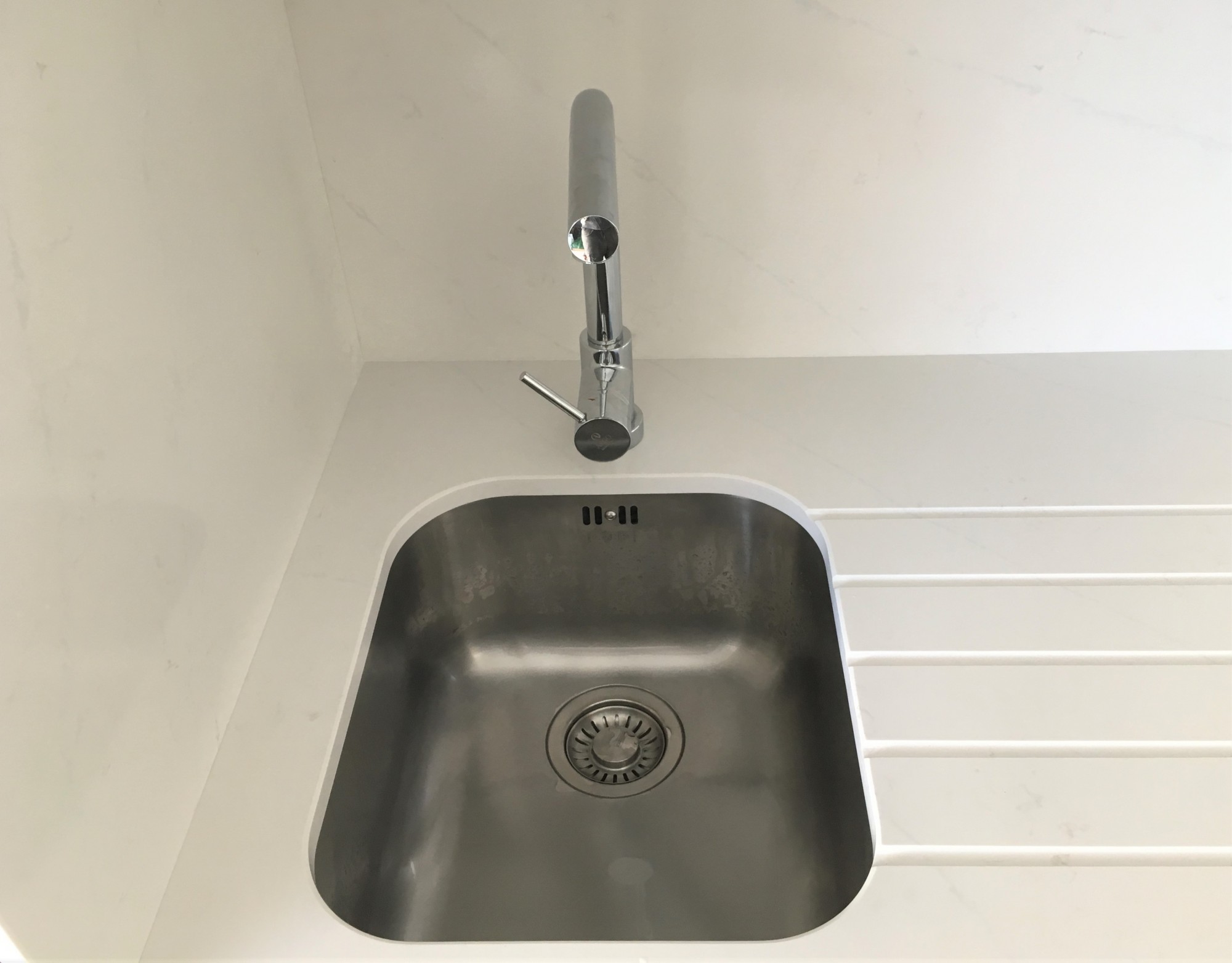 Découpe évier sur plan de travail en quartz Eternal Statuario à Bordeaux