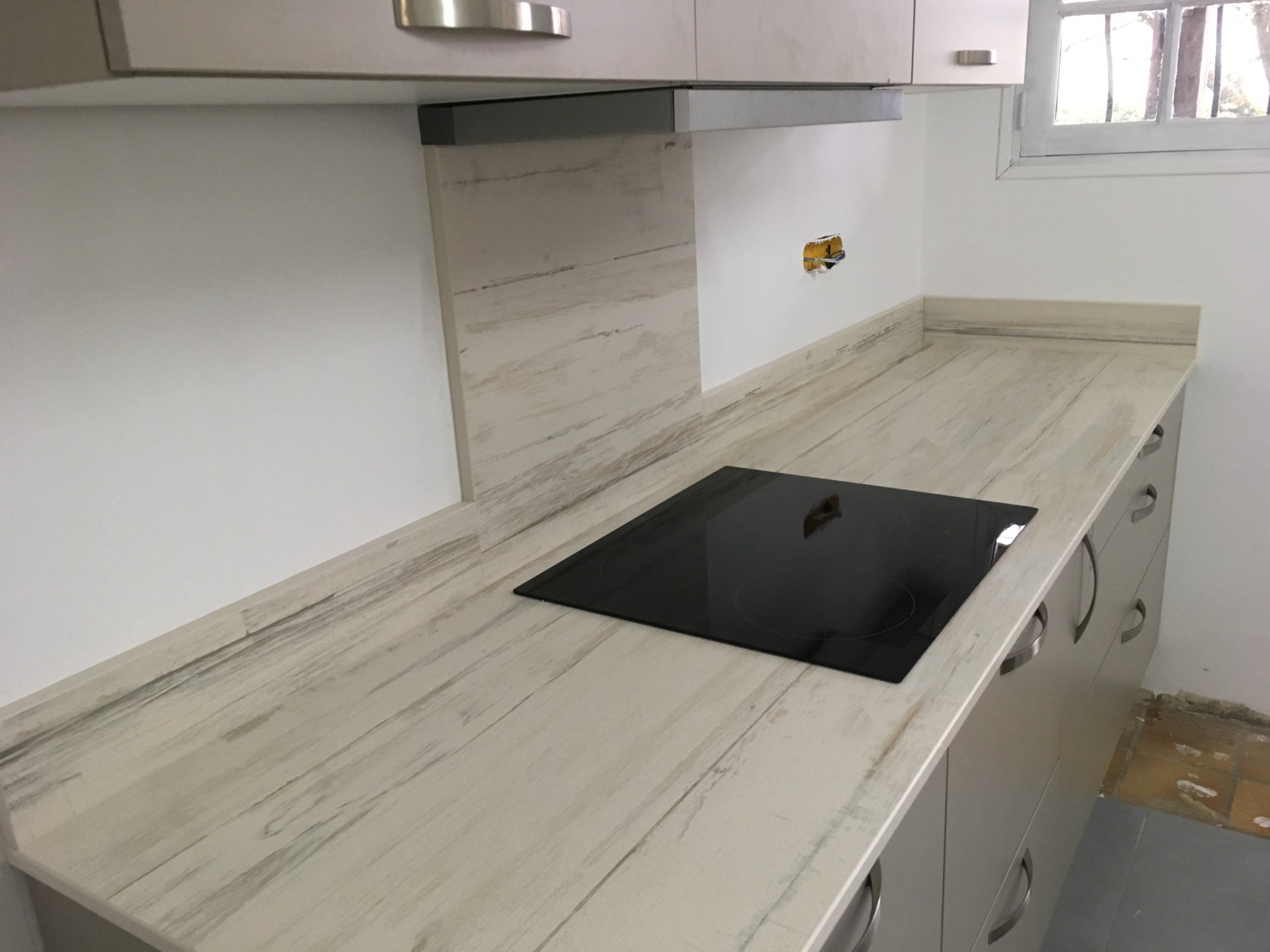 Plan de travail en dekton Makai chez votre marbrier du sud ouest