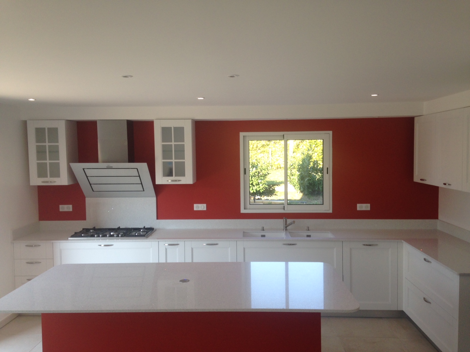 Réalisation d'un plan de travail en quartz silestone blanco stellar avec un ilot en aquitaine