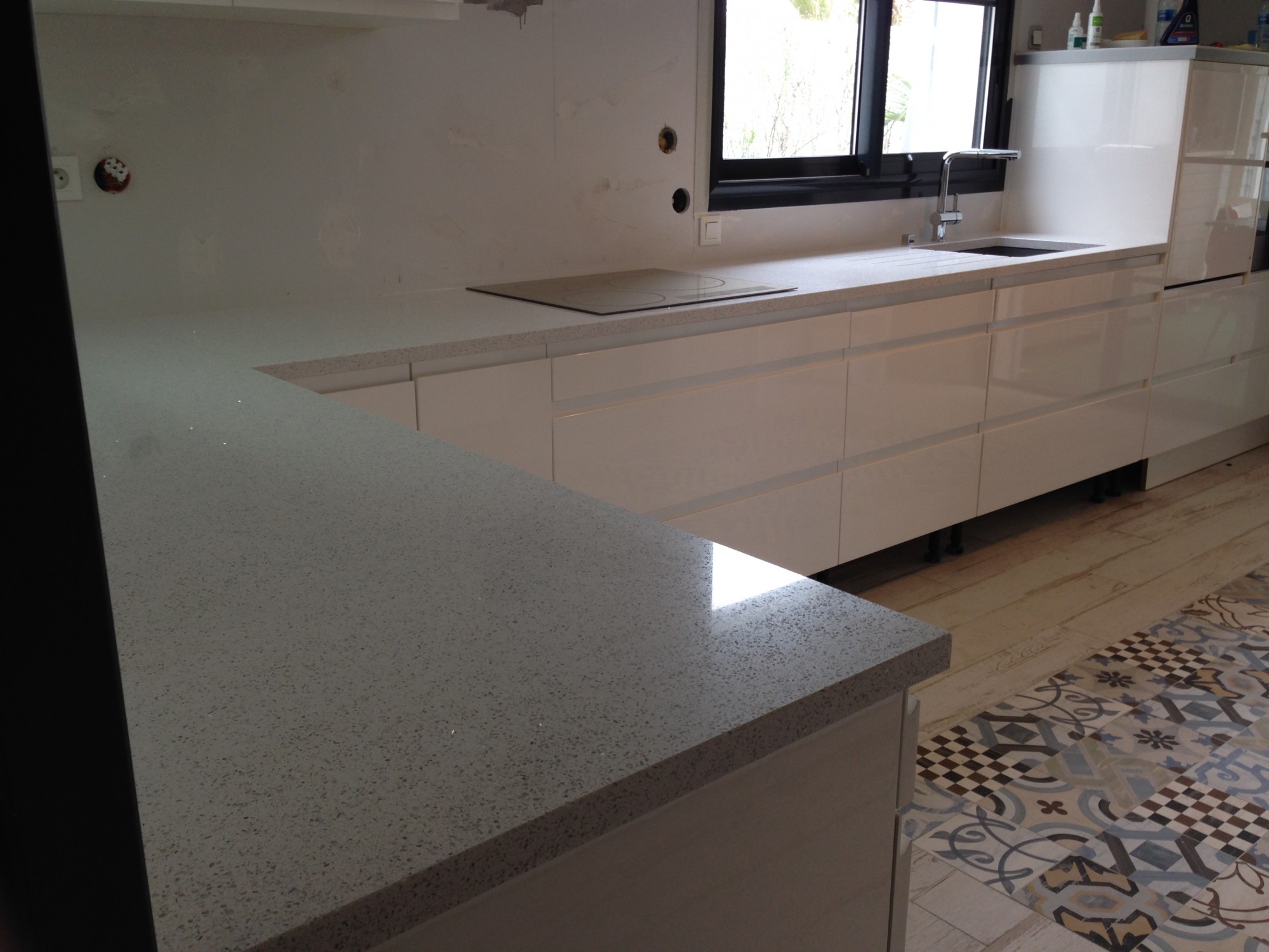 Cuisine en L avec un plan de travail en quartz silestone blanc dans les landes 40