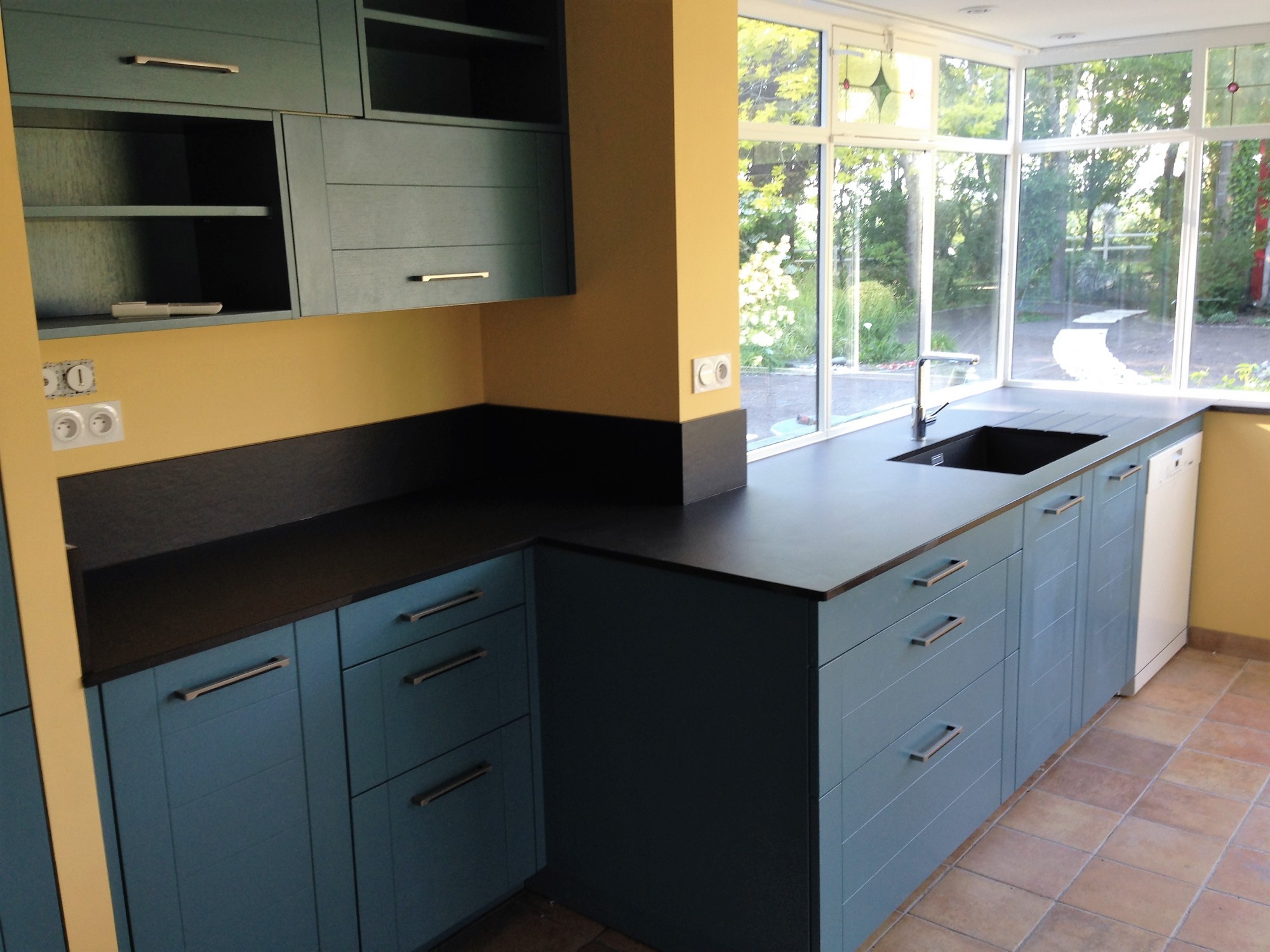 Mettre un plan de travail en pierre foncé dans une cuisine à Pessac 33