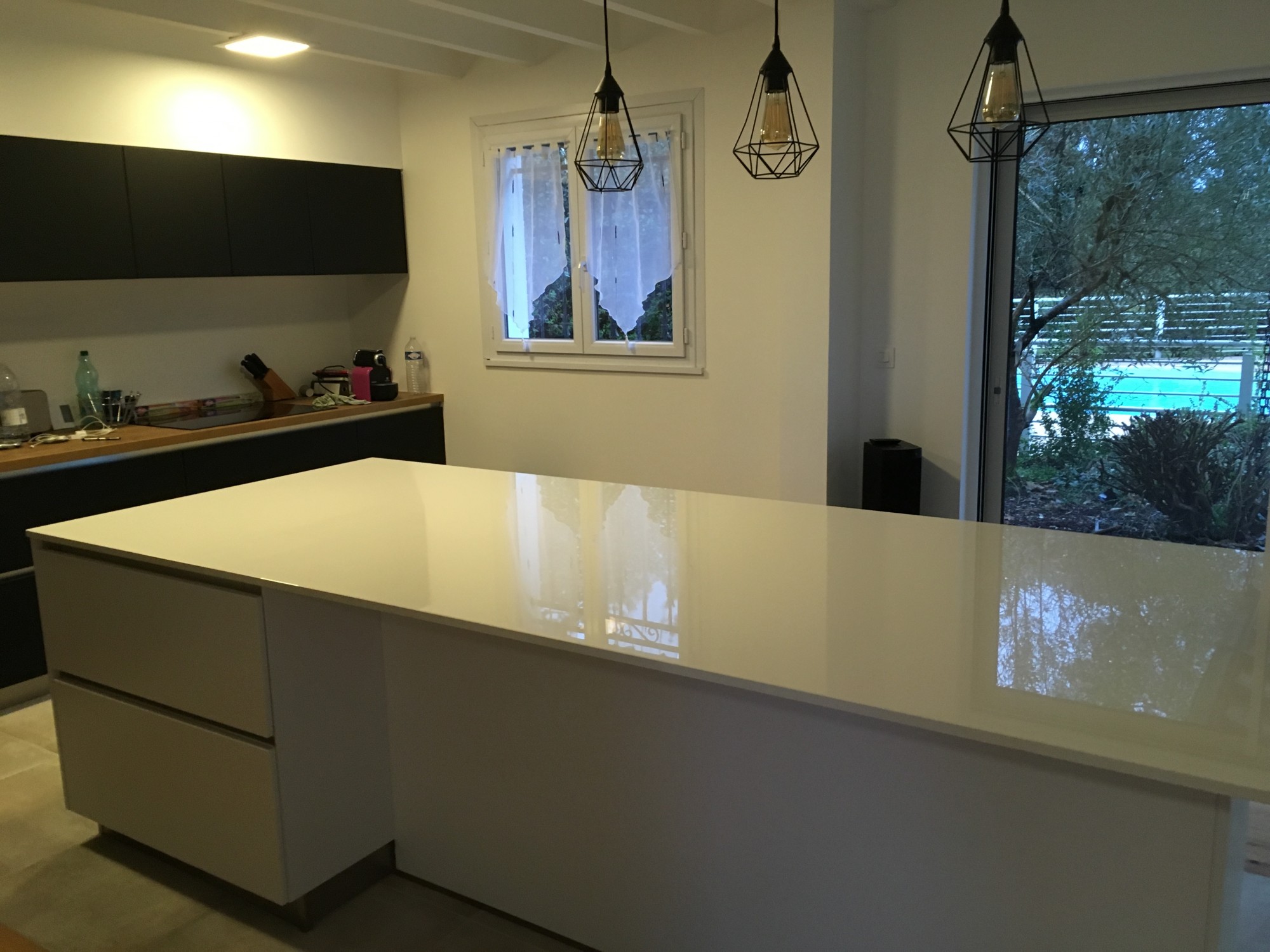 Ilot en dekton blanc brillant sur la CUB 33