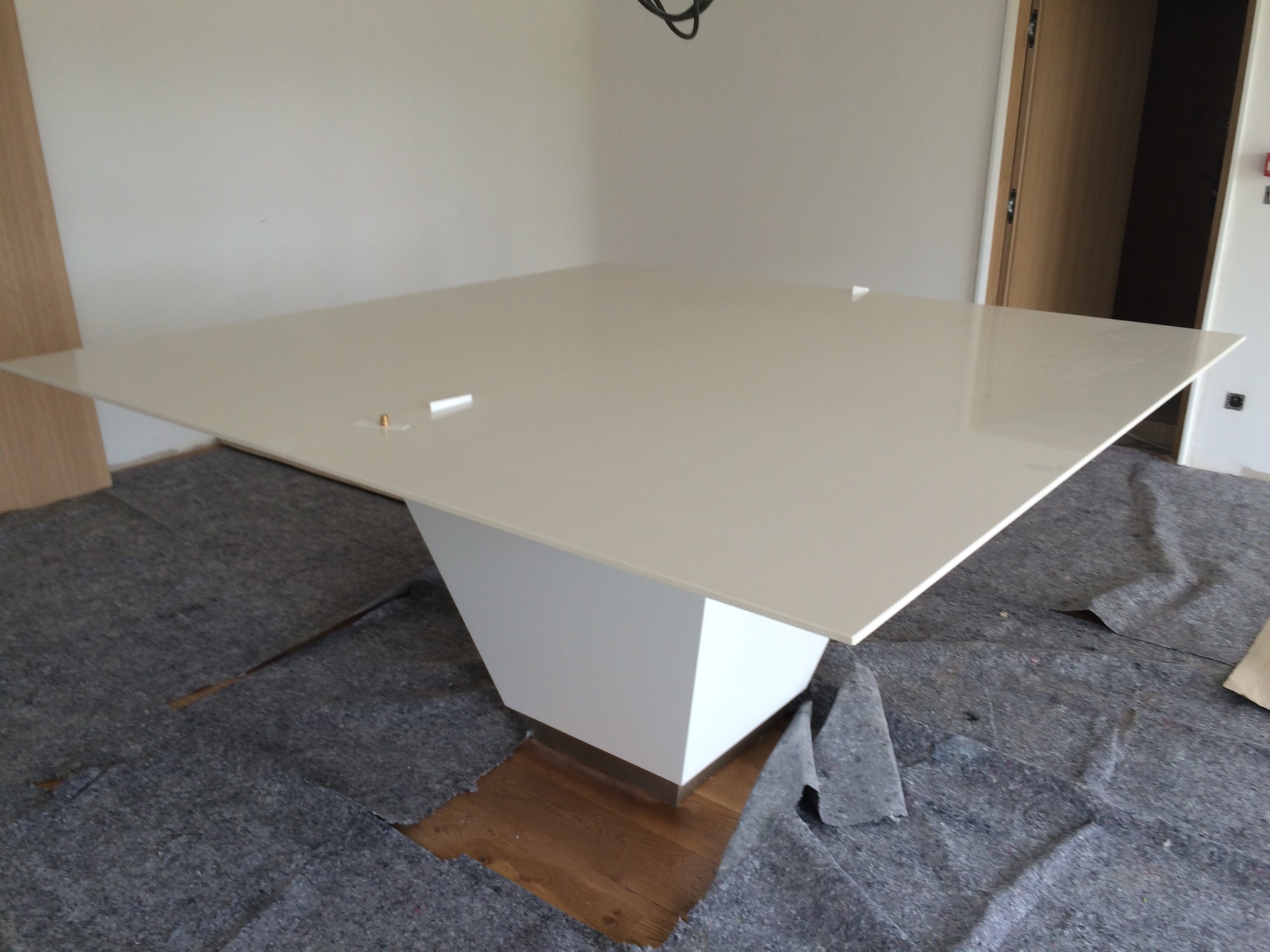 Table en dekton blanc dans les landes 40