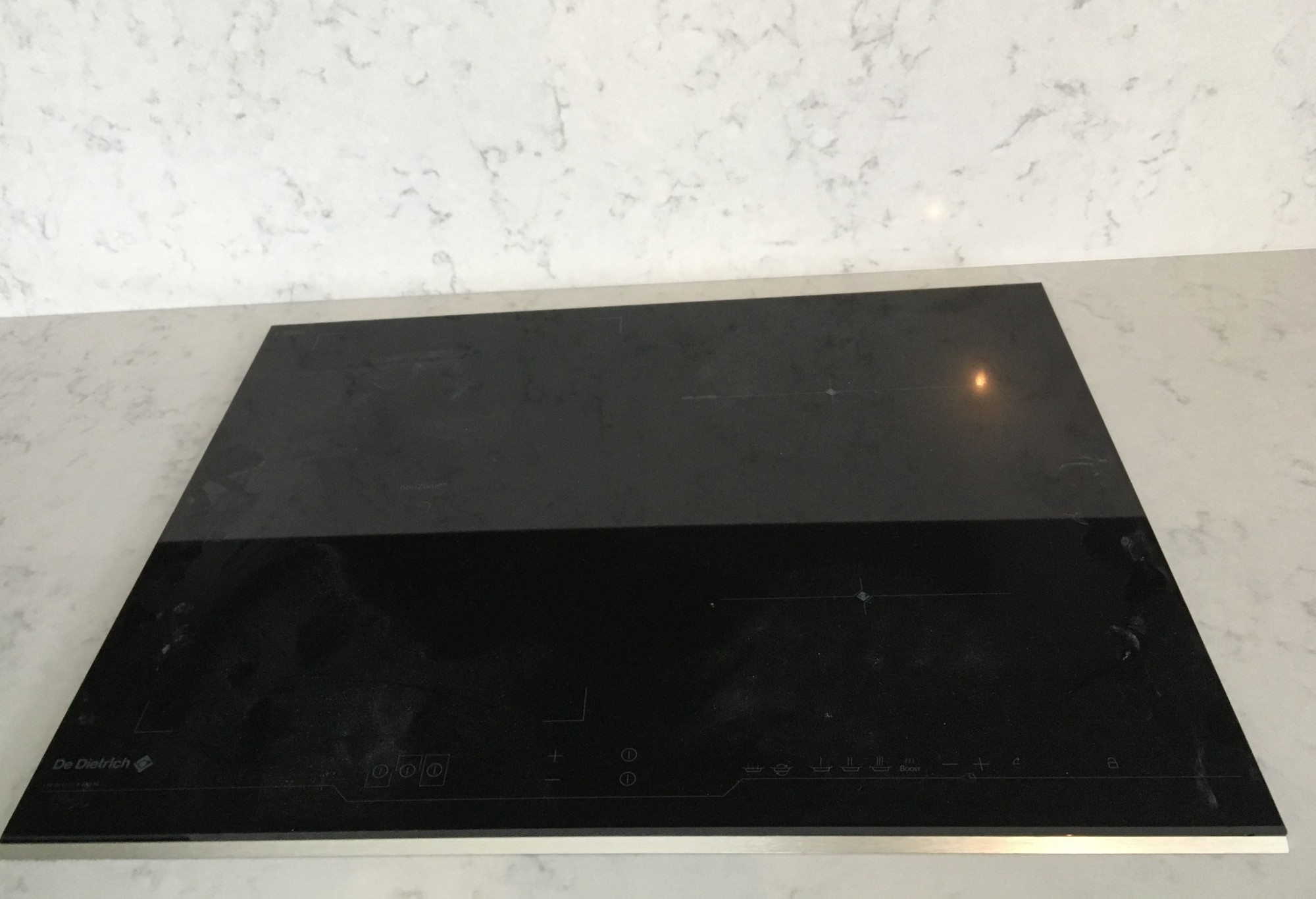 Découpe plaque de cuisson sur du quartz Lagoon près de Bordeaux 33