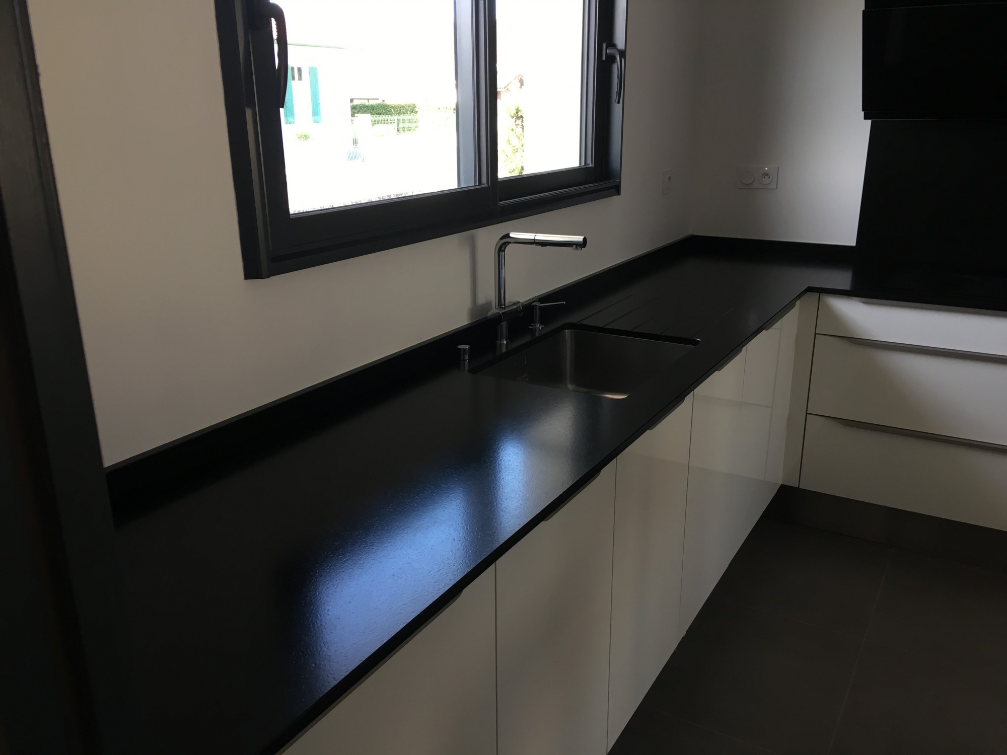 REALISATIONS DE PLANS DE TRAVAIL PAR HM DECO EN GRANIT NOIR ZIMBABWE (FINITIONS SATINEES ET FLAMMEES) AUTOUR DE BORDEAUX