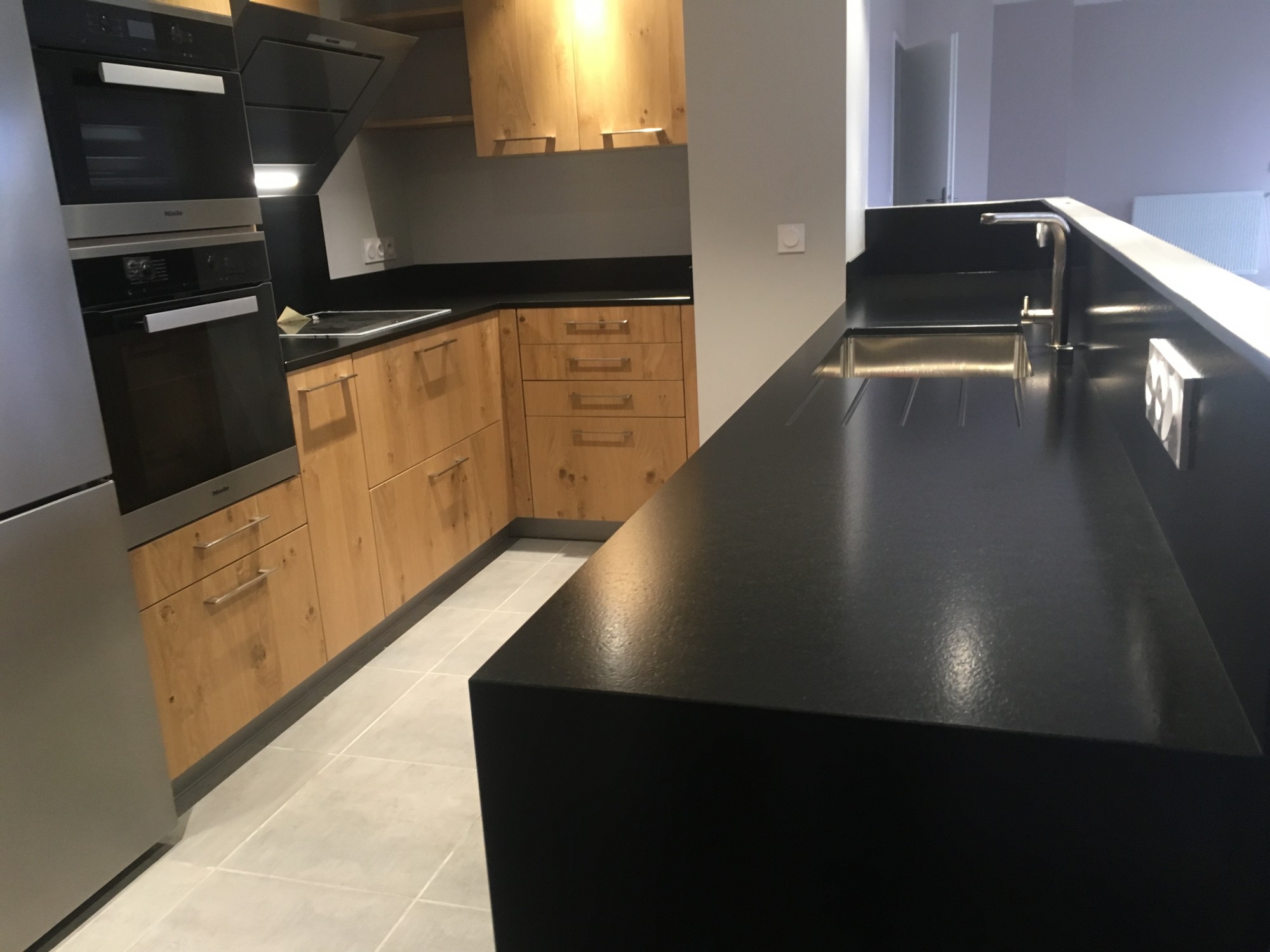 Réaliser un plan de travail en granit pour une cuisine près de Bordeaux 33