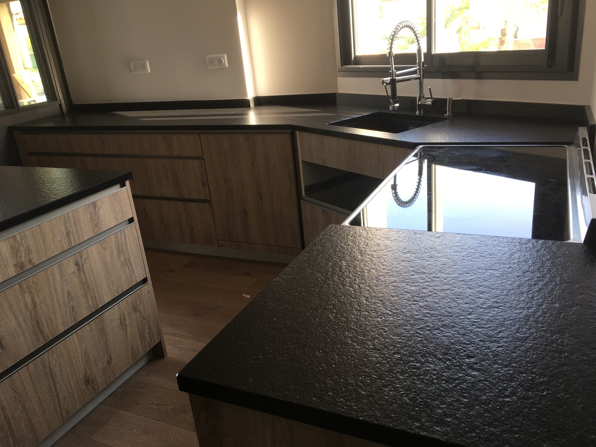 Plan de travail en granit noir zimbabwe finition vieillie flammée à Bordeaux