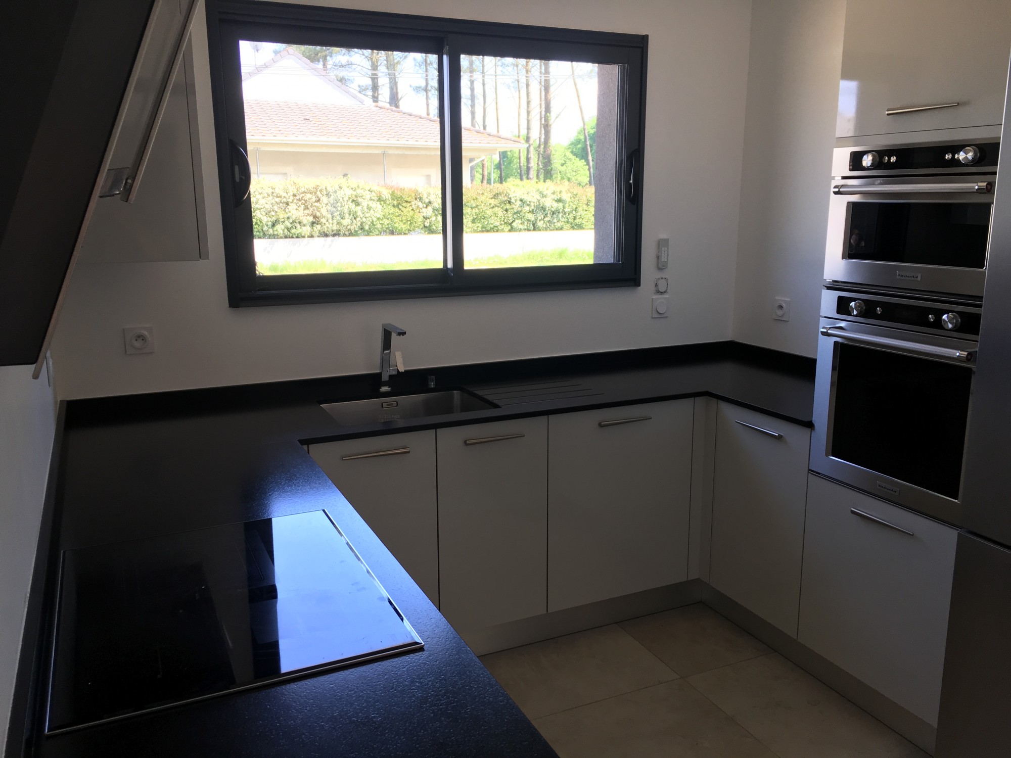 Plan de travail de cuisine moderne en granit noir Zimbabwe finition cuir (ou satinée) par HM DECO 33