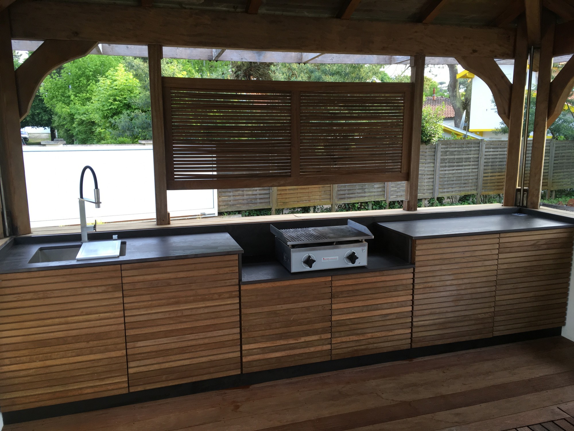 Cuisine d'extérieur avec des plans de travail en Dekton Radium près de Bordeaux