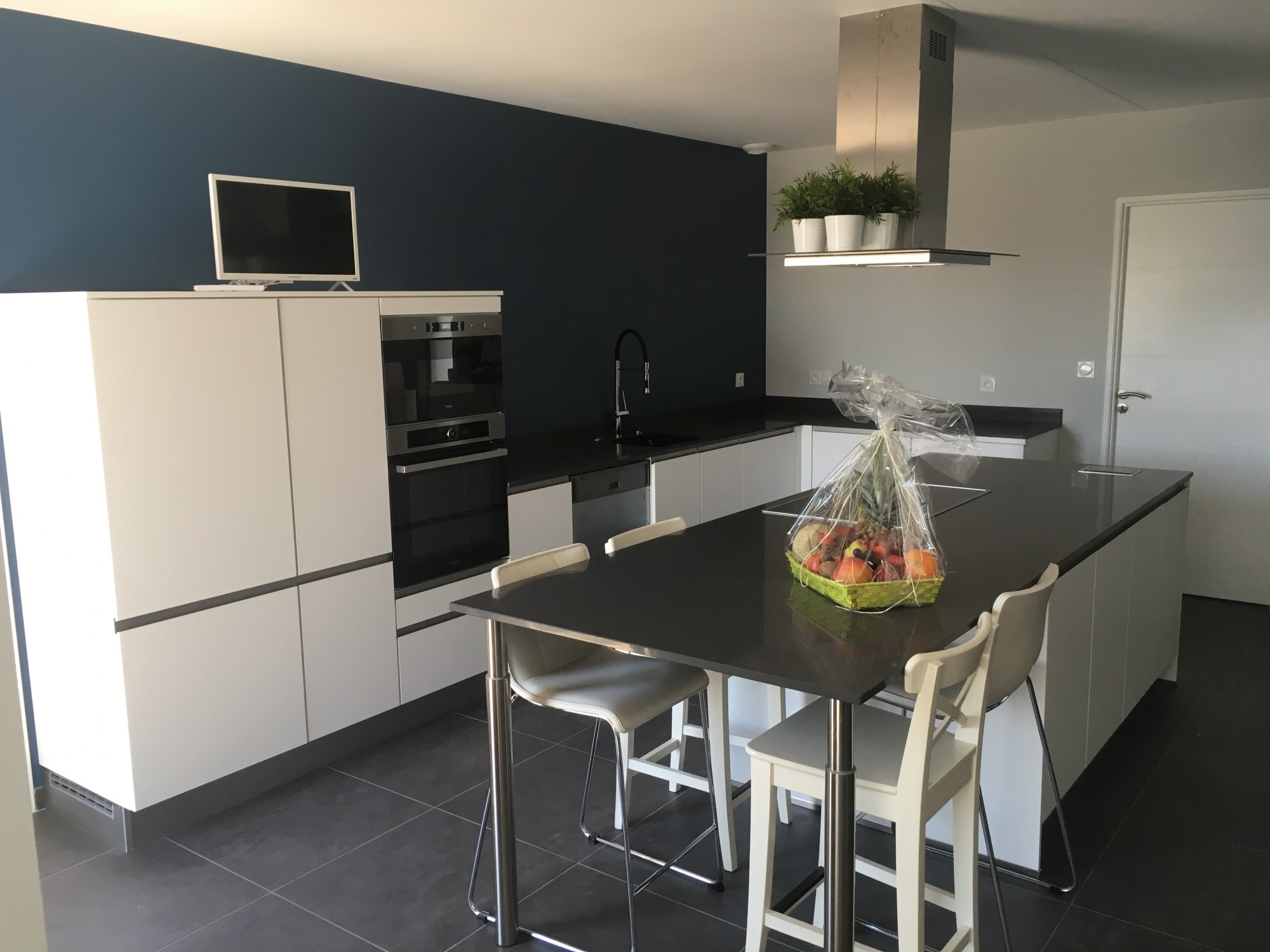 Cuisine Blanche avec plan de travail en quartz marengo dans le sud ouest