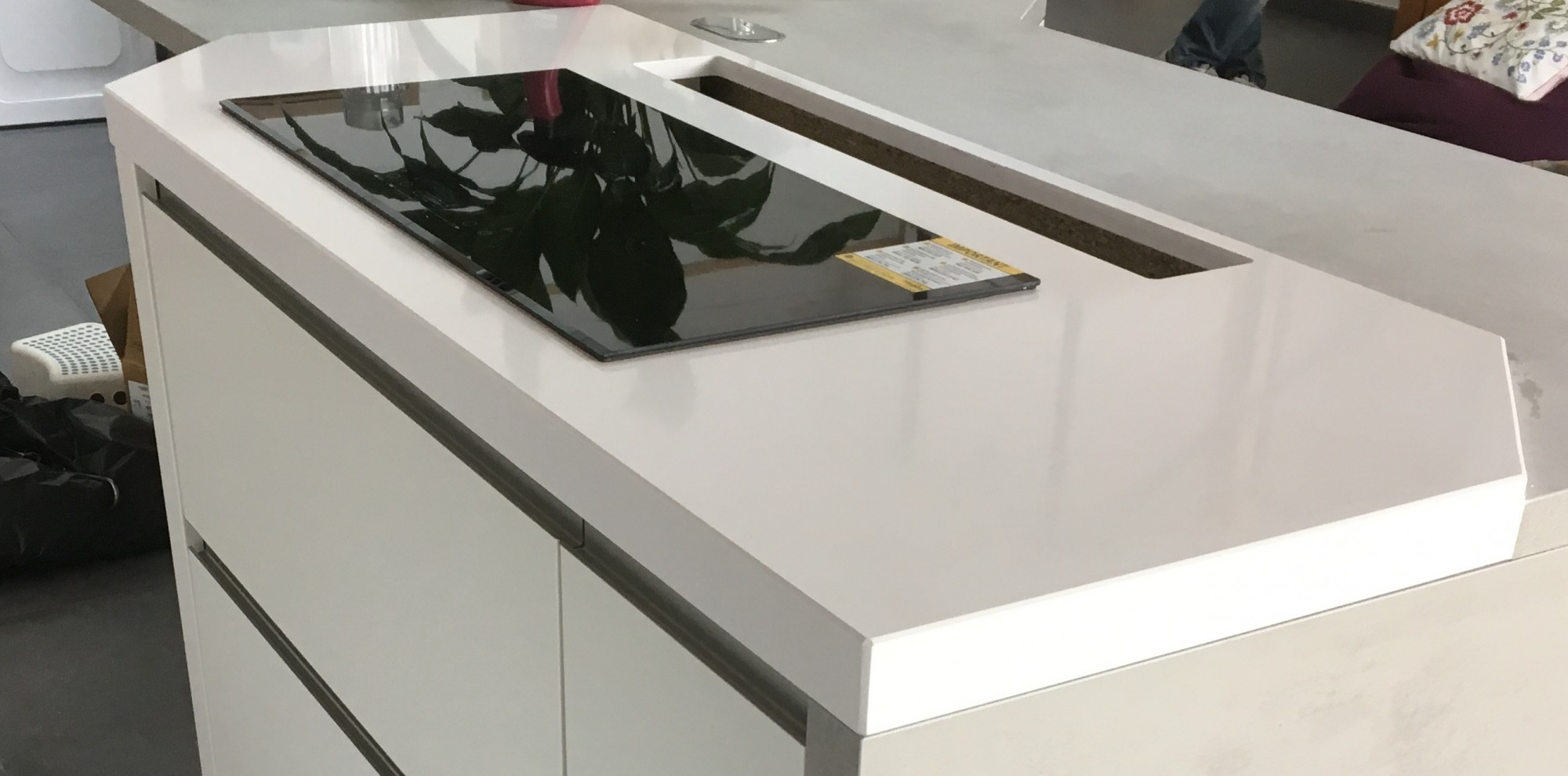 Mélange de 2 coloris de plans de travail en quartz sur un ilôt central sur la CUB 33