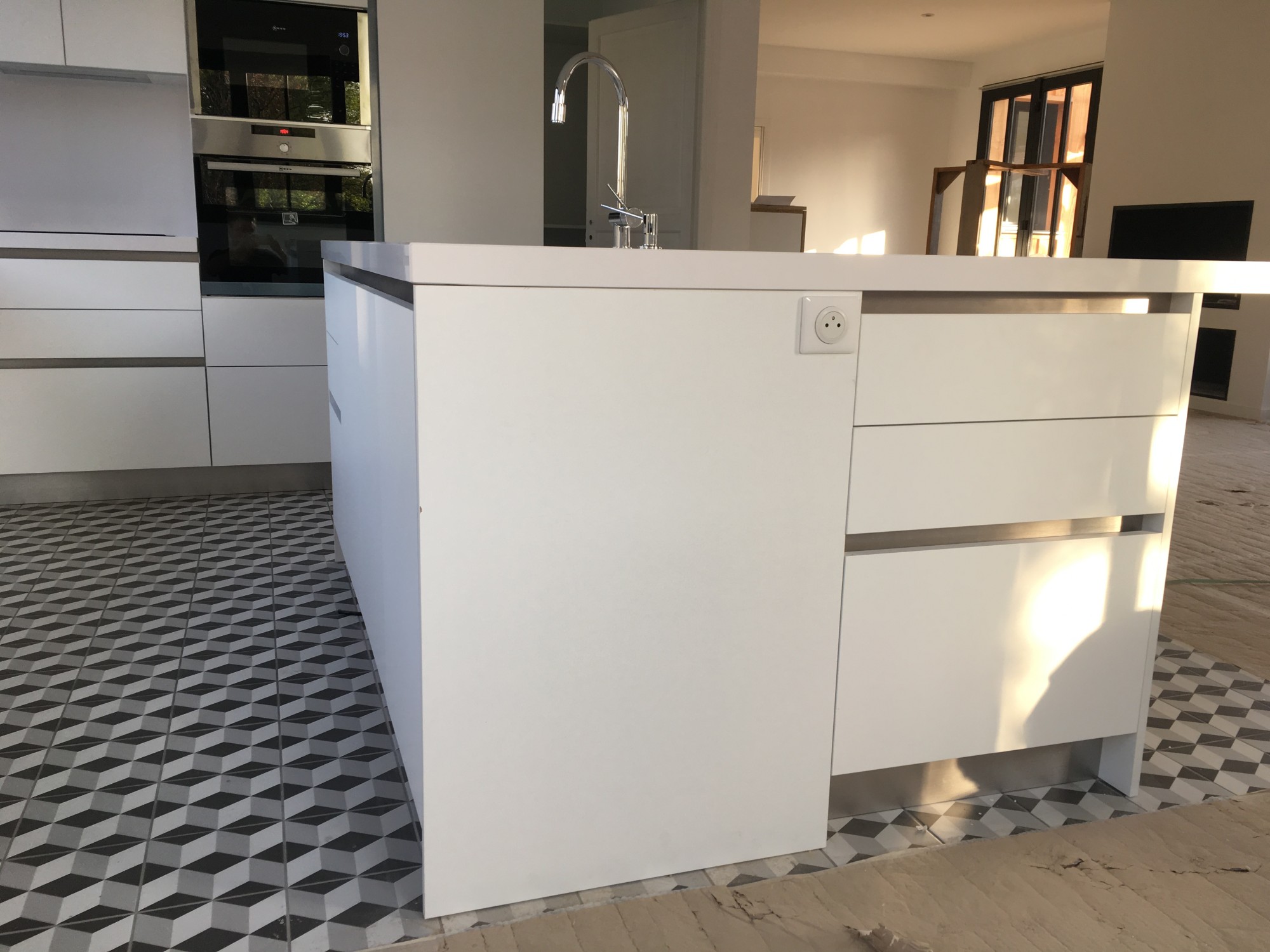 Vue de coté des chants de plans de travail en quartz silestone Blanco zeus en Gironde 33