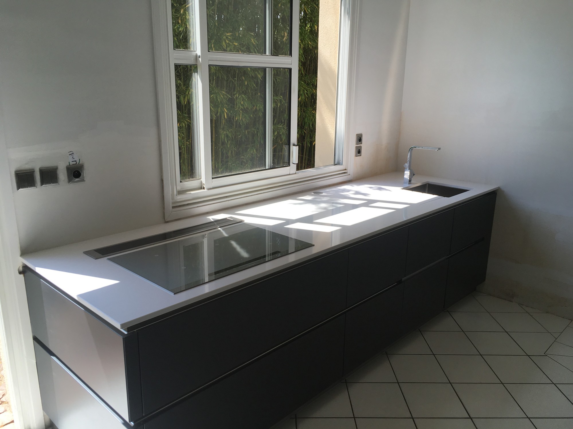 Plan de travail avec grande profondeur en quartz Silestone Blanco Zeus près de Bordeaux
