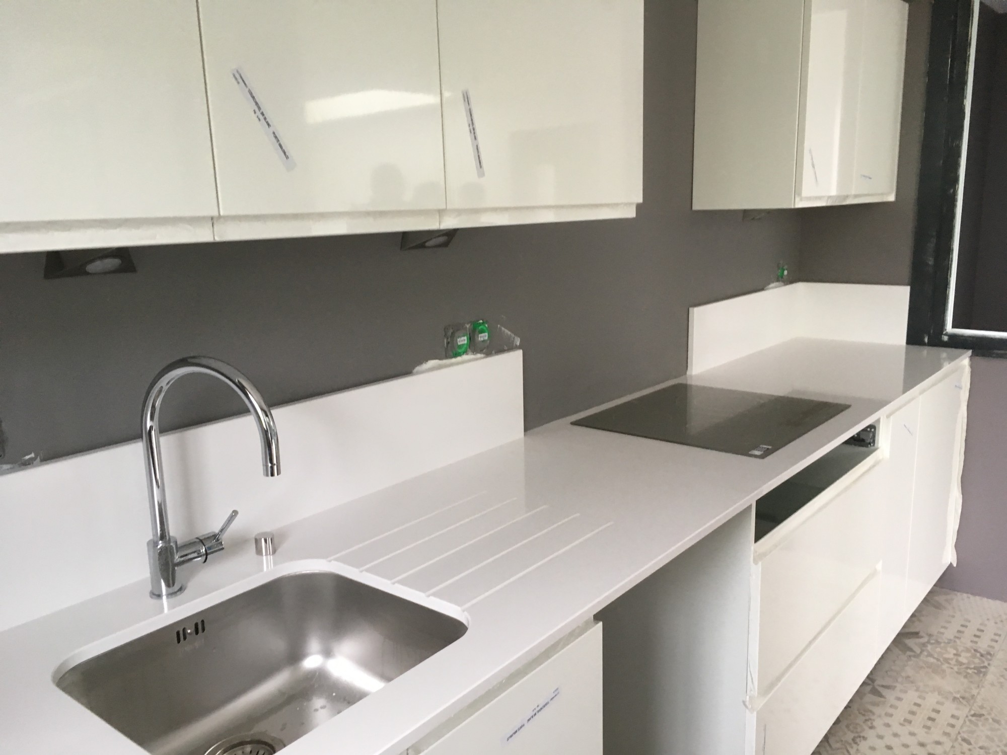 Linéaire de cuisine avec du quartz blanco zeus Silestone Cestas 33