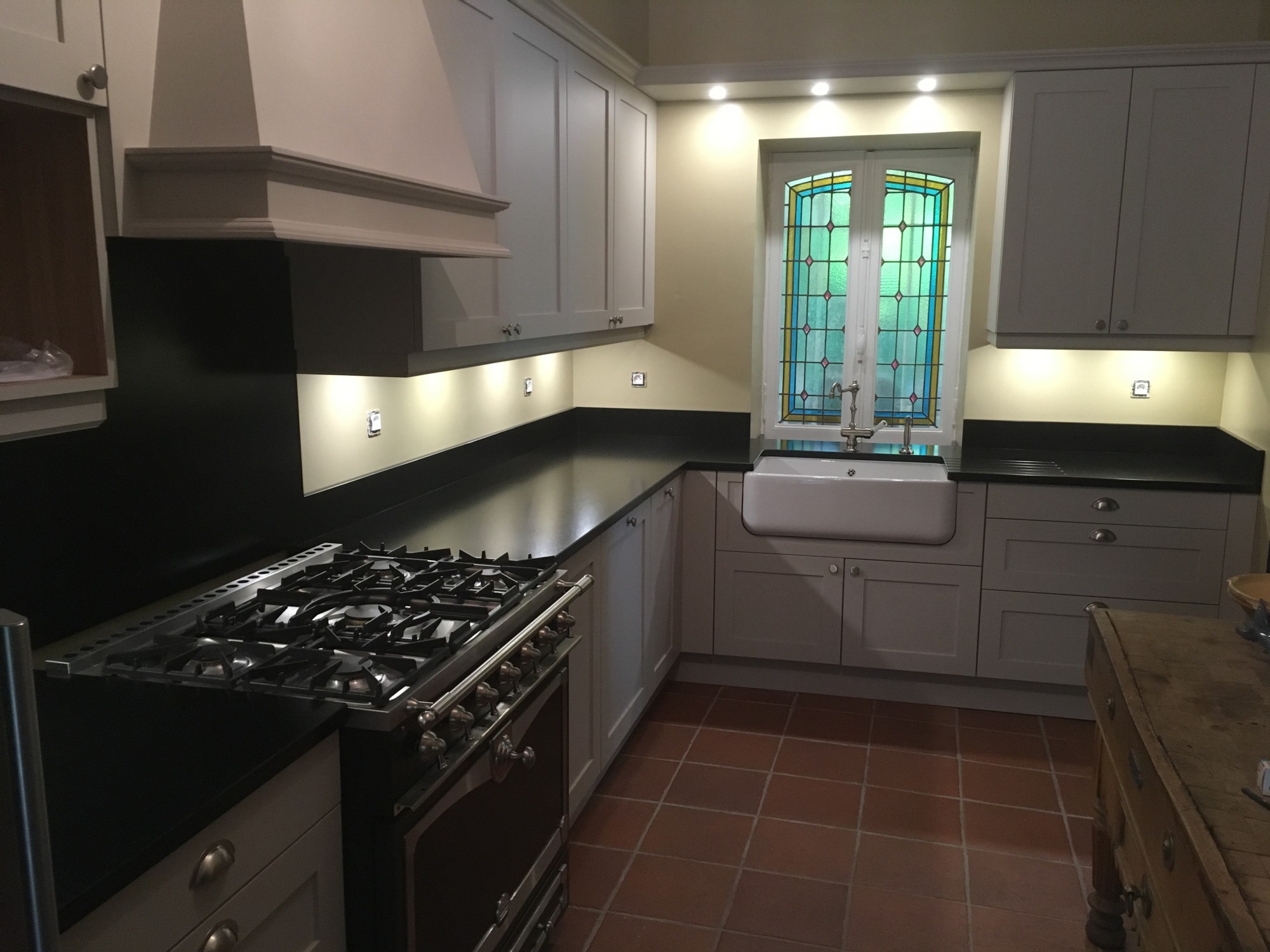 Réaliser un évier timbre sur un plan de travail en Granit Noir Zimbabwe à Gujan Mestras sur le Bassin d'Arcachon