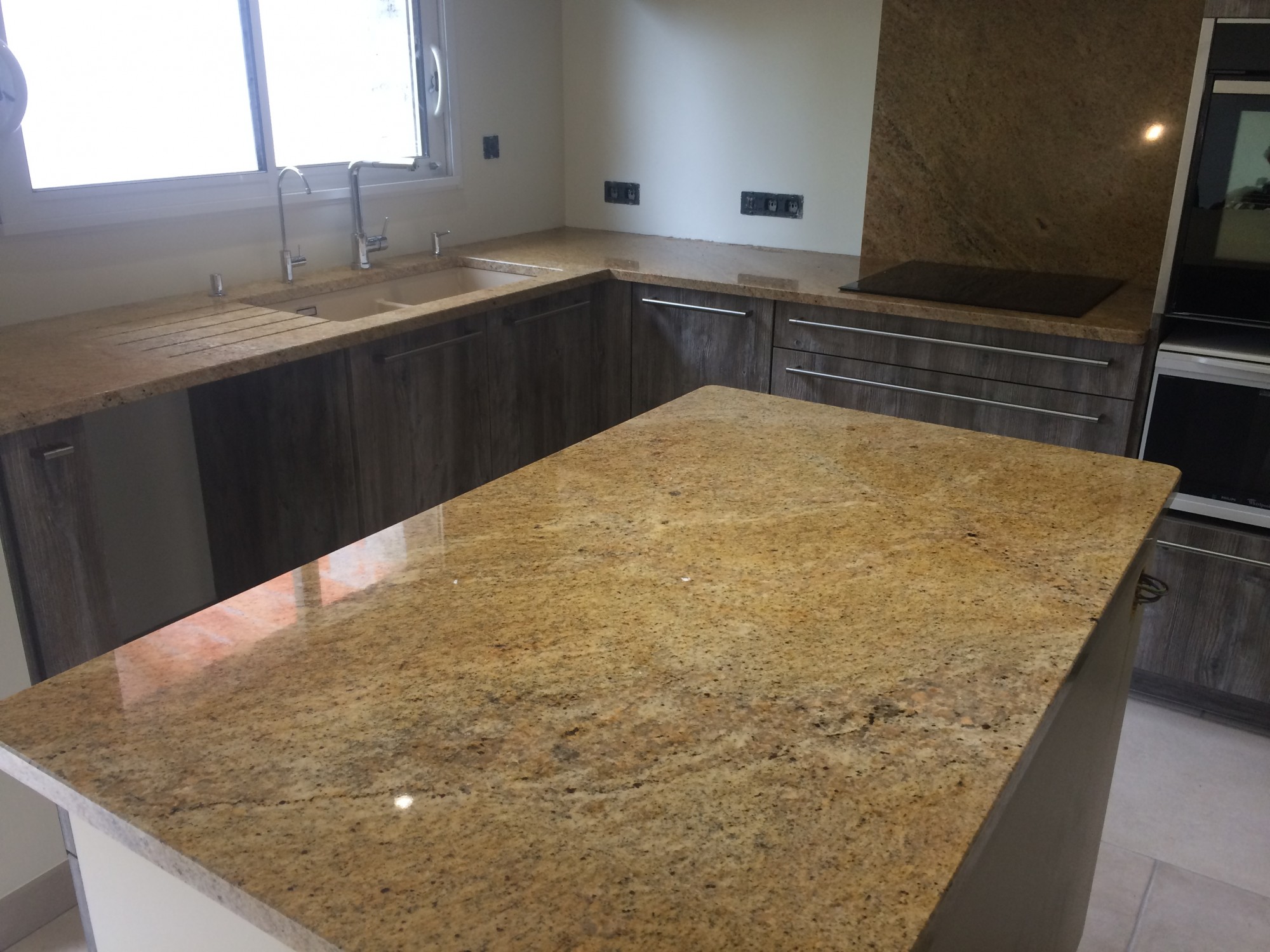 GRANIT MADURA GOLD - Îlot central en pierre naturelle sur Le Bassin d'Arcachon