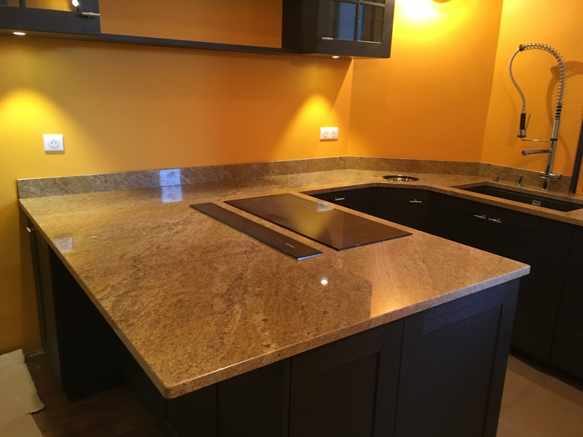 GRANIT MADURA GOLD - Finition polie pour votre cuisine contemporaine à Bordeaux (33)