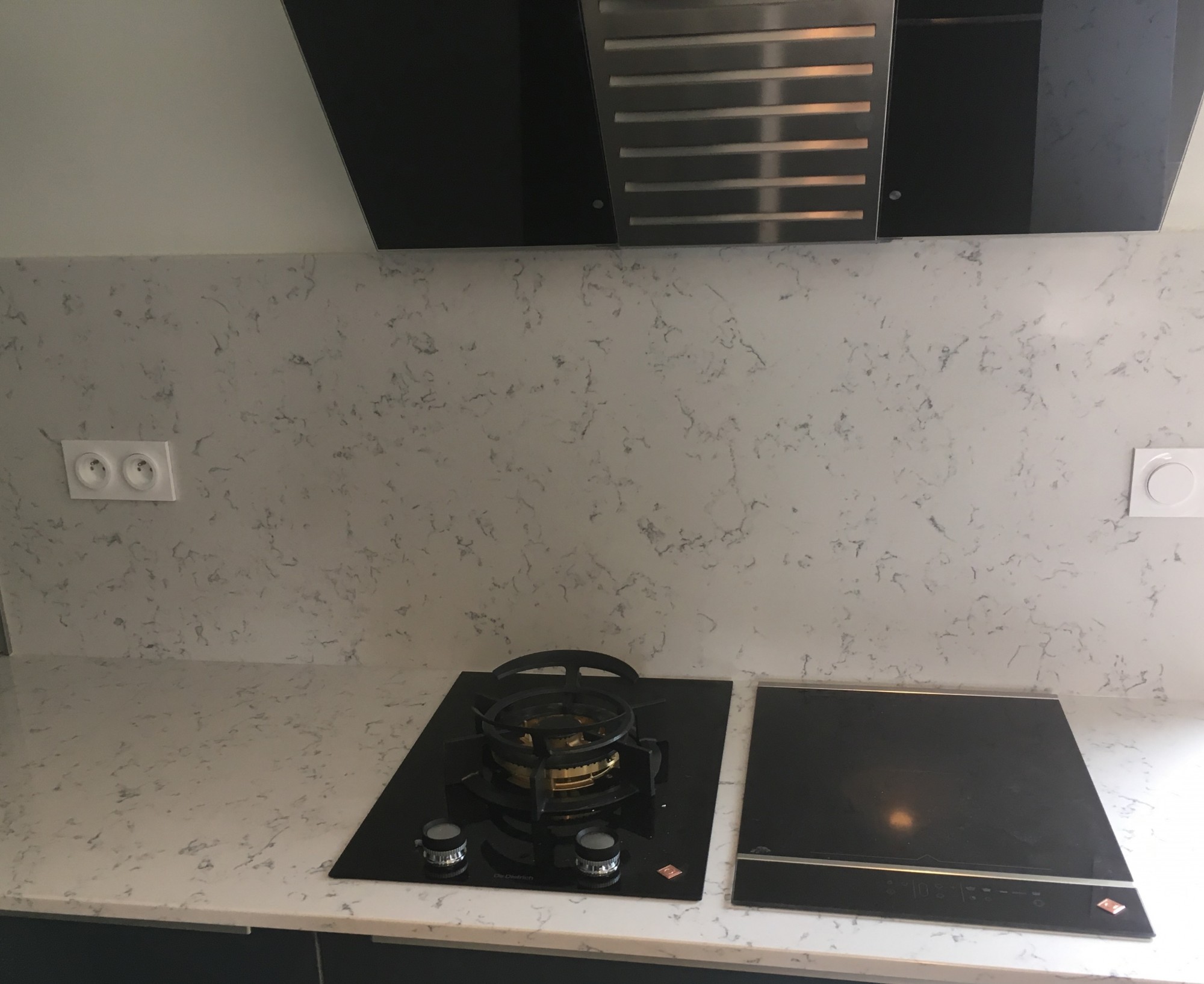 QUARTZ LYRA - Découpe d'un domino sur un plan de travail en Quartz Lyra