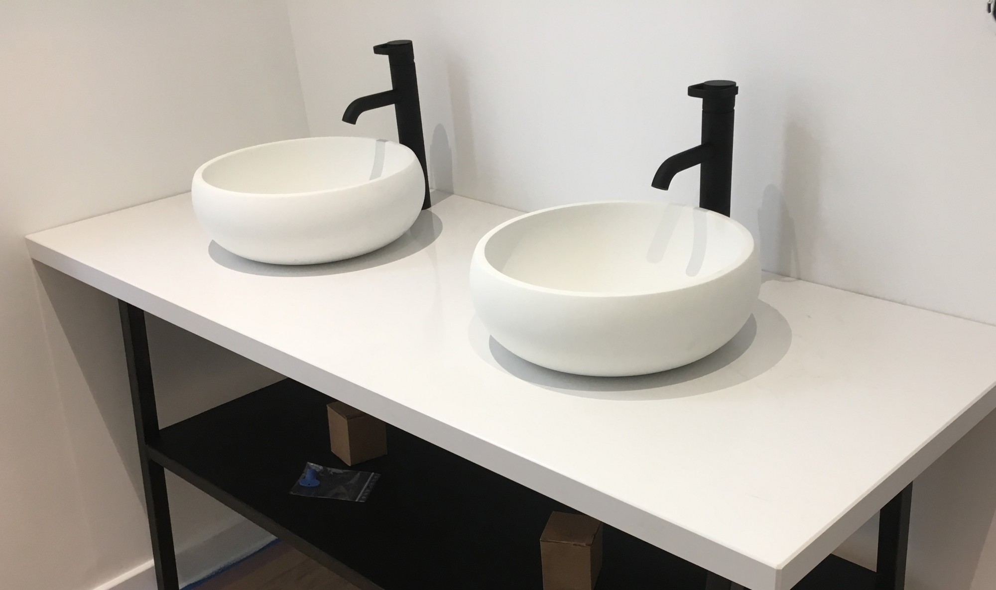 ETERNAL STATUARIO - Plan de travail en Quartz pour une salle de bain moderne