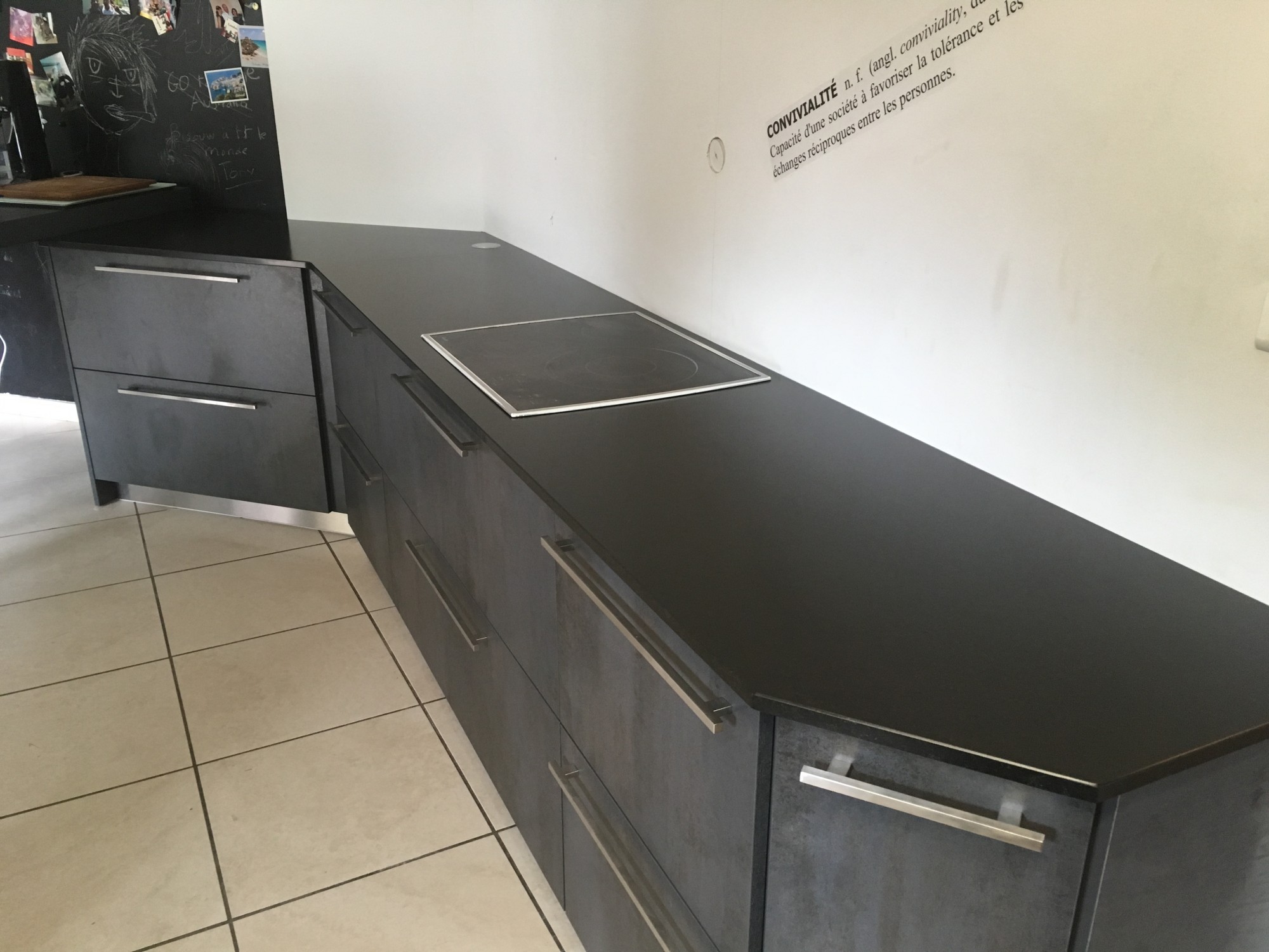 Découpes en biais sur des plans de travail en granit dans une cuisine près de Bordeaux 33