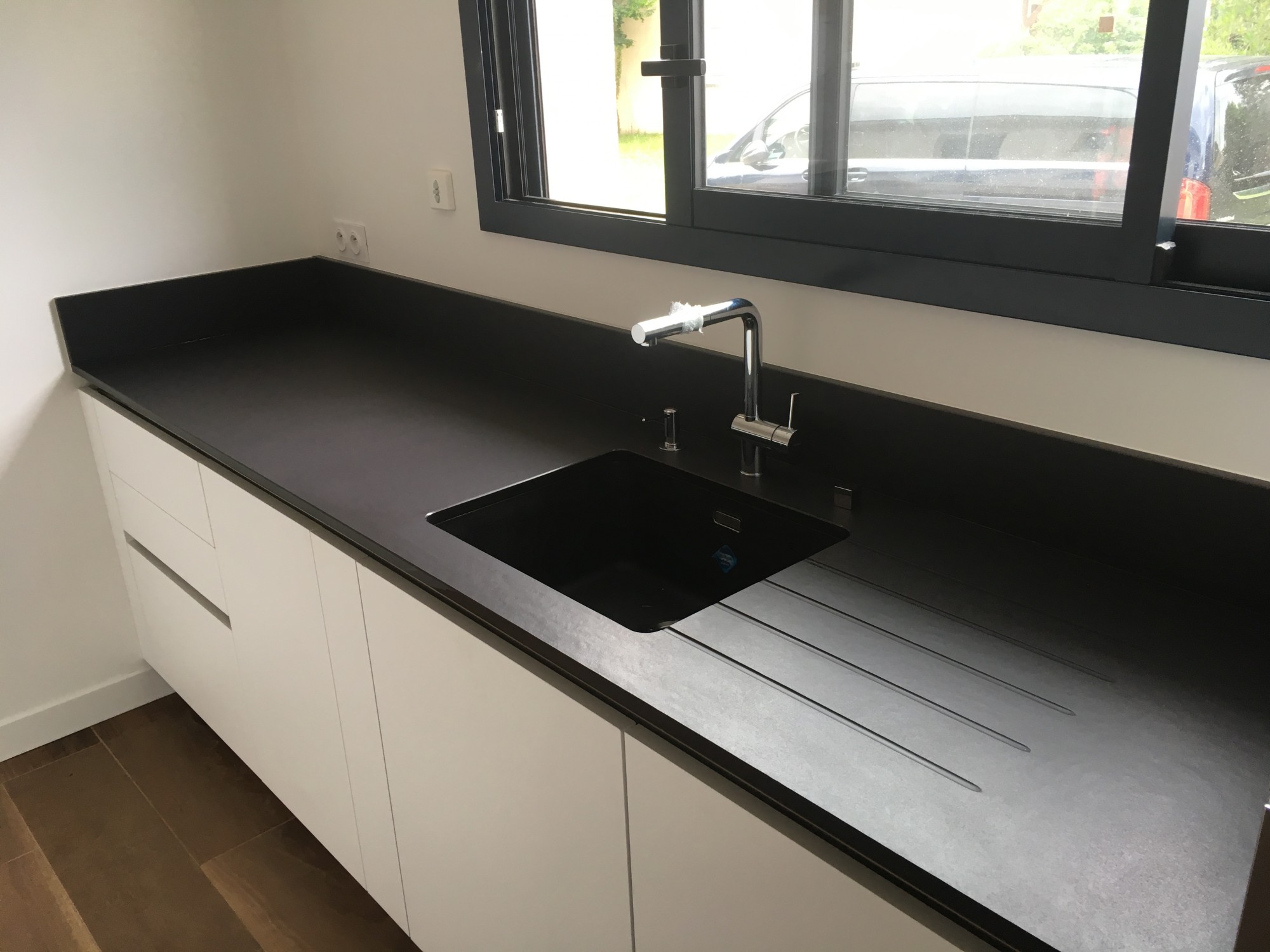 Cuisine épurée avec plan de travail en dekton finition mate à Gujan Mestras 33